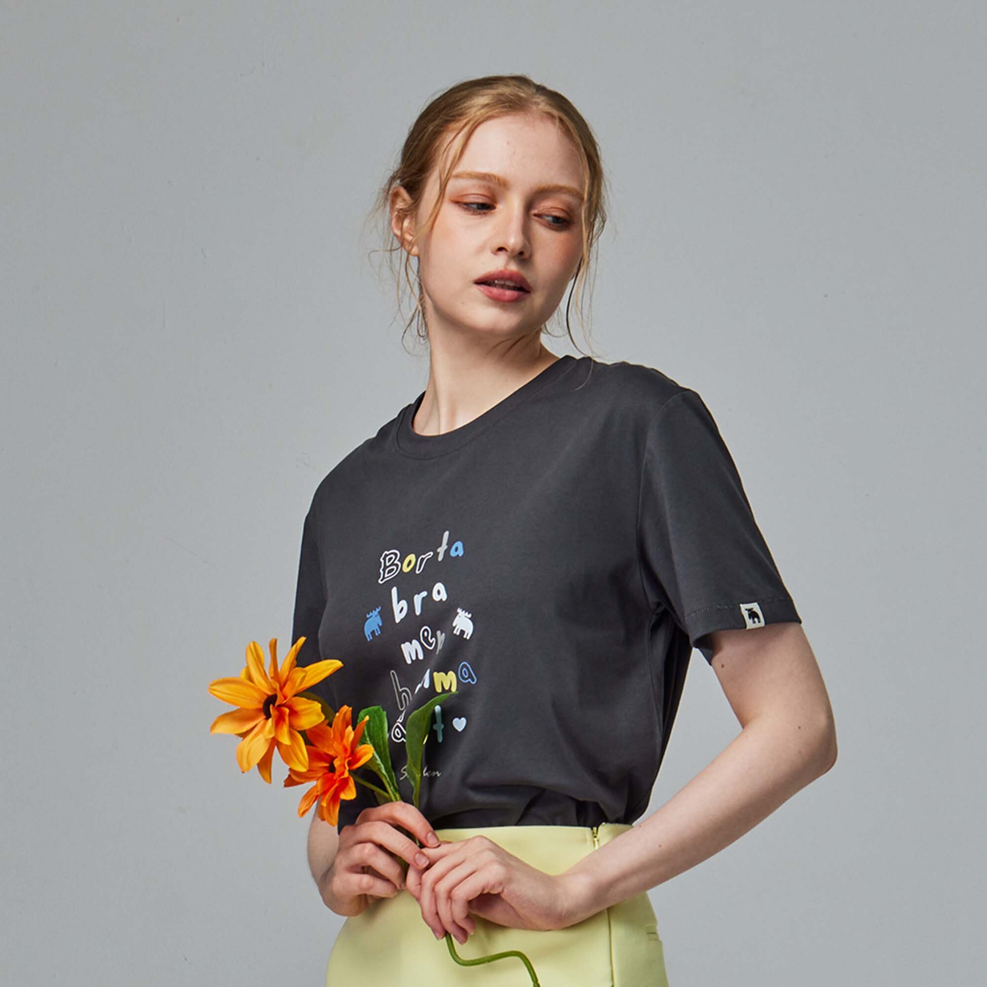 moz瑞典 駝鹿 標語駝鹿 舒適柔棉 100%純棉短T-深灰(亞洲版)女款