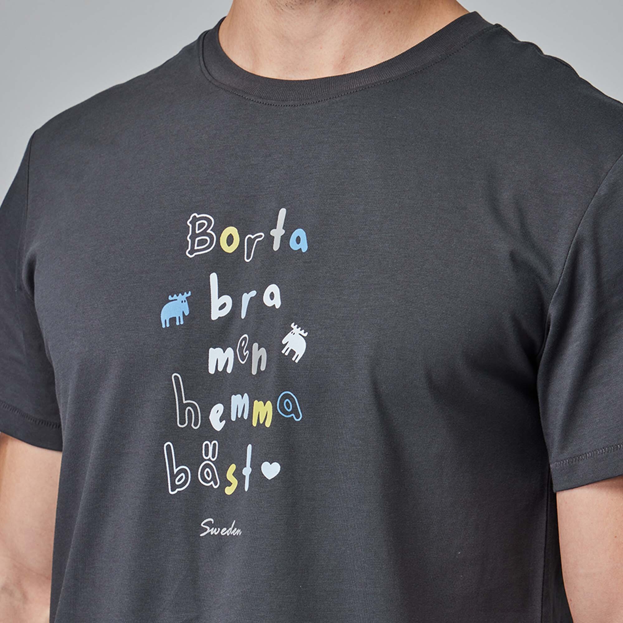 moz瑞典 駝鹿 標語駝鹿 舒適柔棉 100%純棉短T-深灰(亞洲版)男款