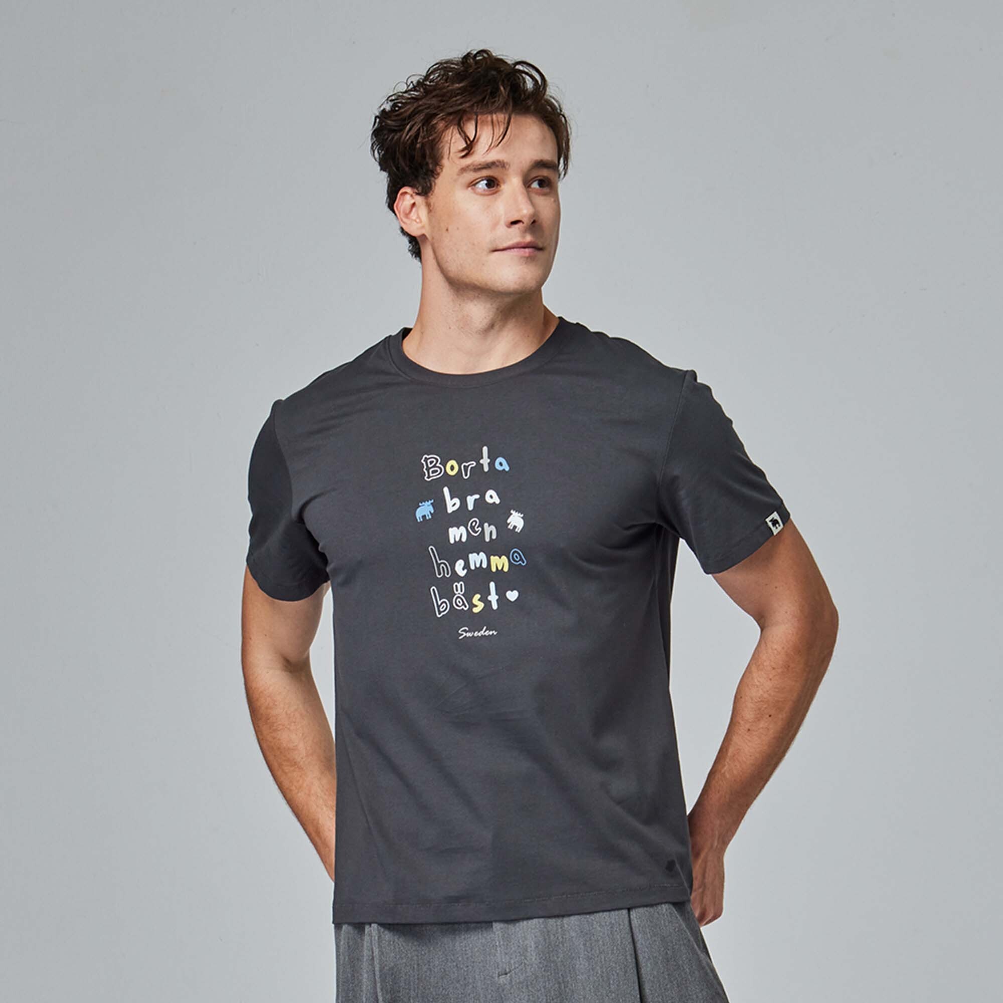 moz瑞典 駝鹿 標語駝鹿 舒適柔棉 100%純棉短T-深灰(亞洲版)男款