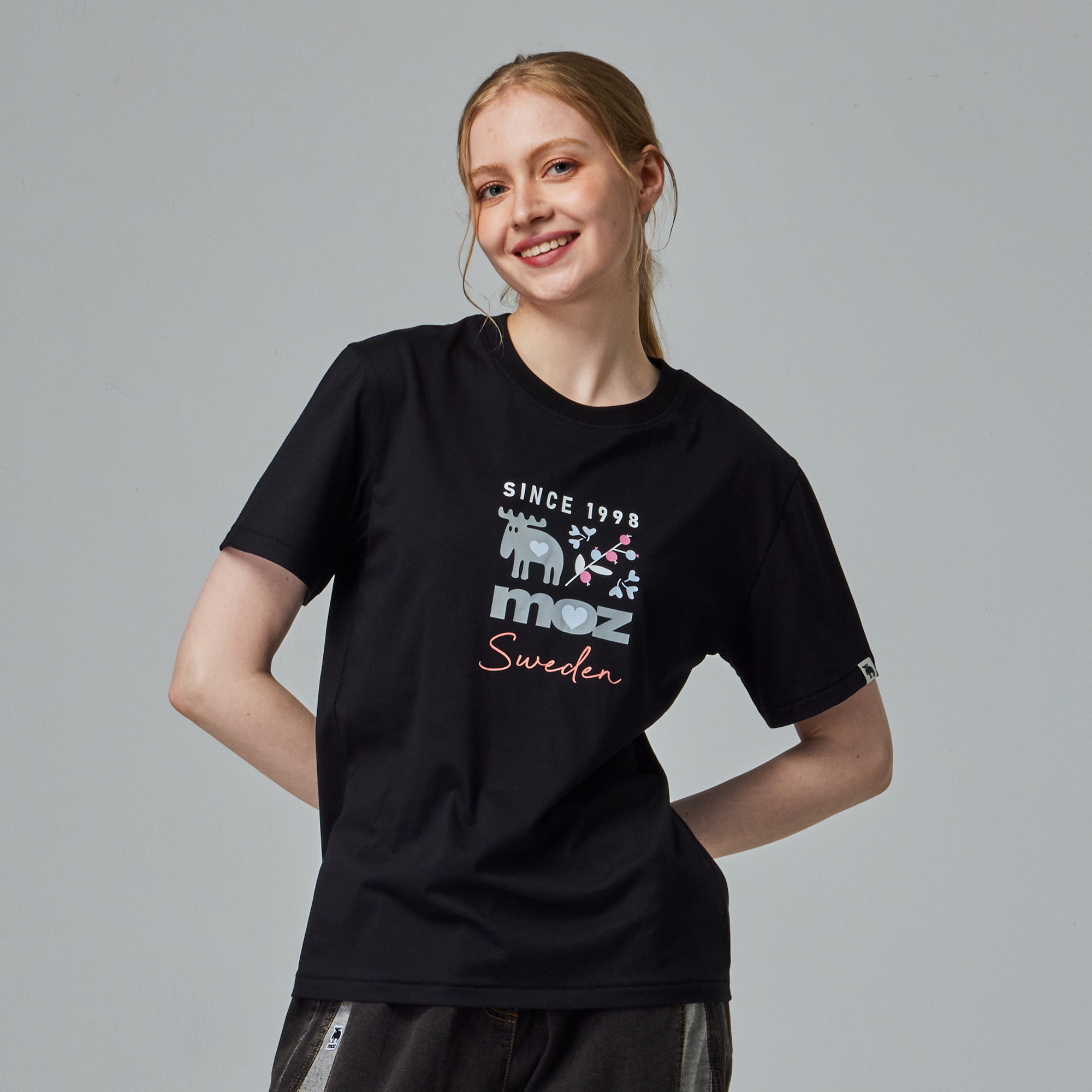 moz瑞典 駝鹿 藝術花園 舒適柔棉 100%純棉短T-經典黑(亞洲版)女款