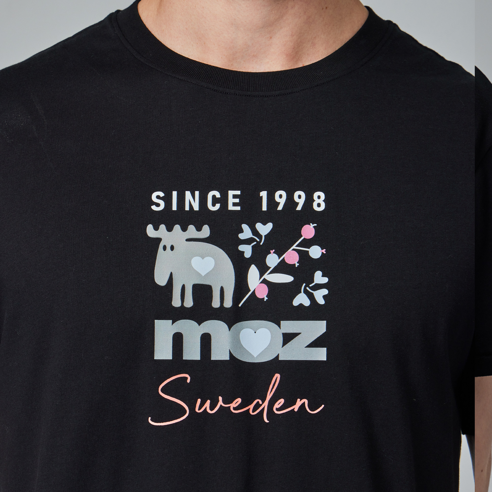 moz瑞典 駝鹿 藝術花園 舒適柔棉 100%純棉短T-經典黑(亞洲版)男款