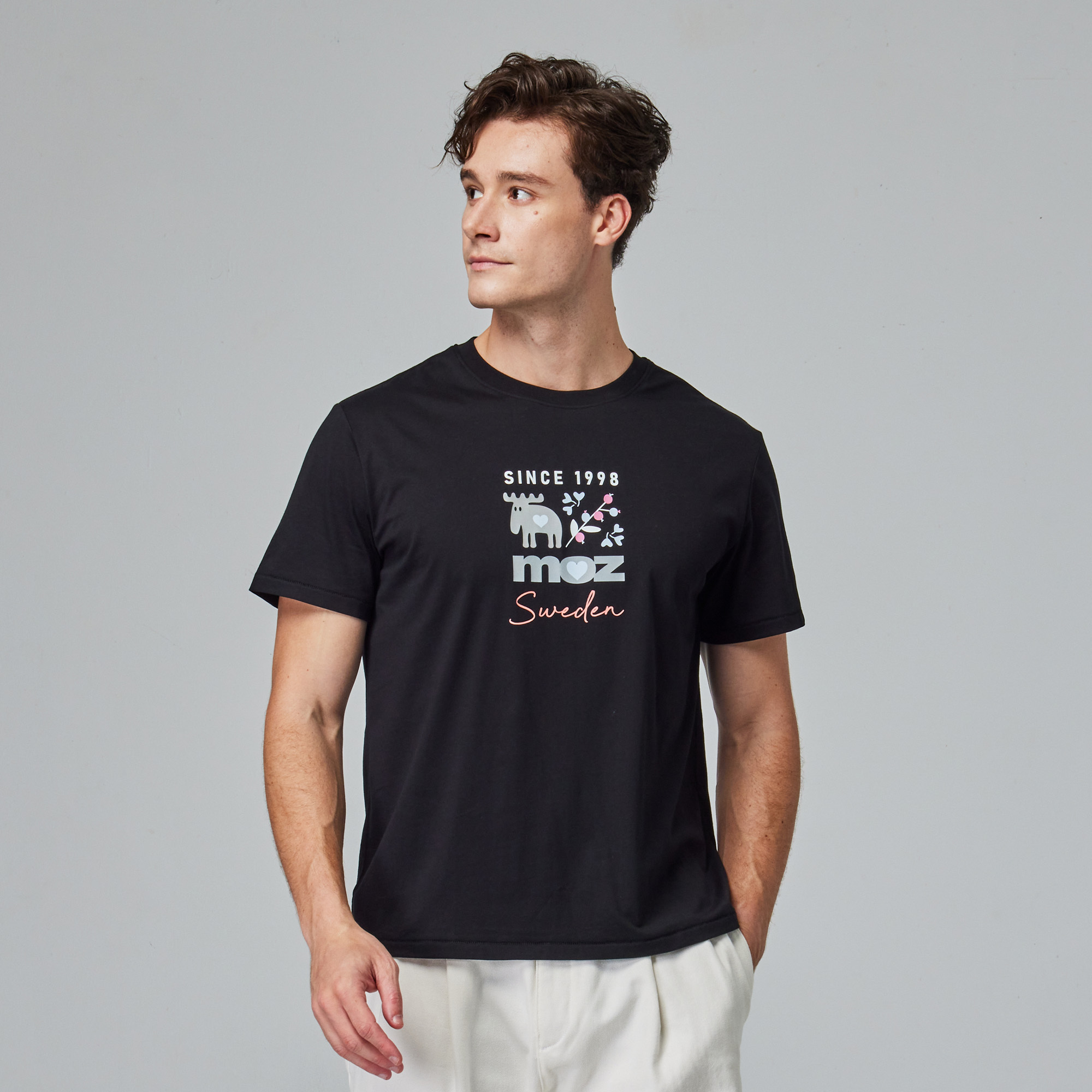 moz瑞典 駝鹿 藝術花園 舒適柔棉 100%純棉短T-經典黑(亞洲版)男款