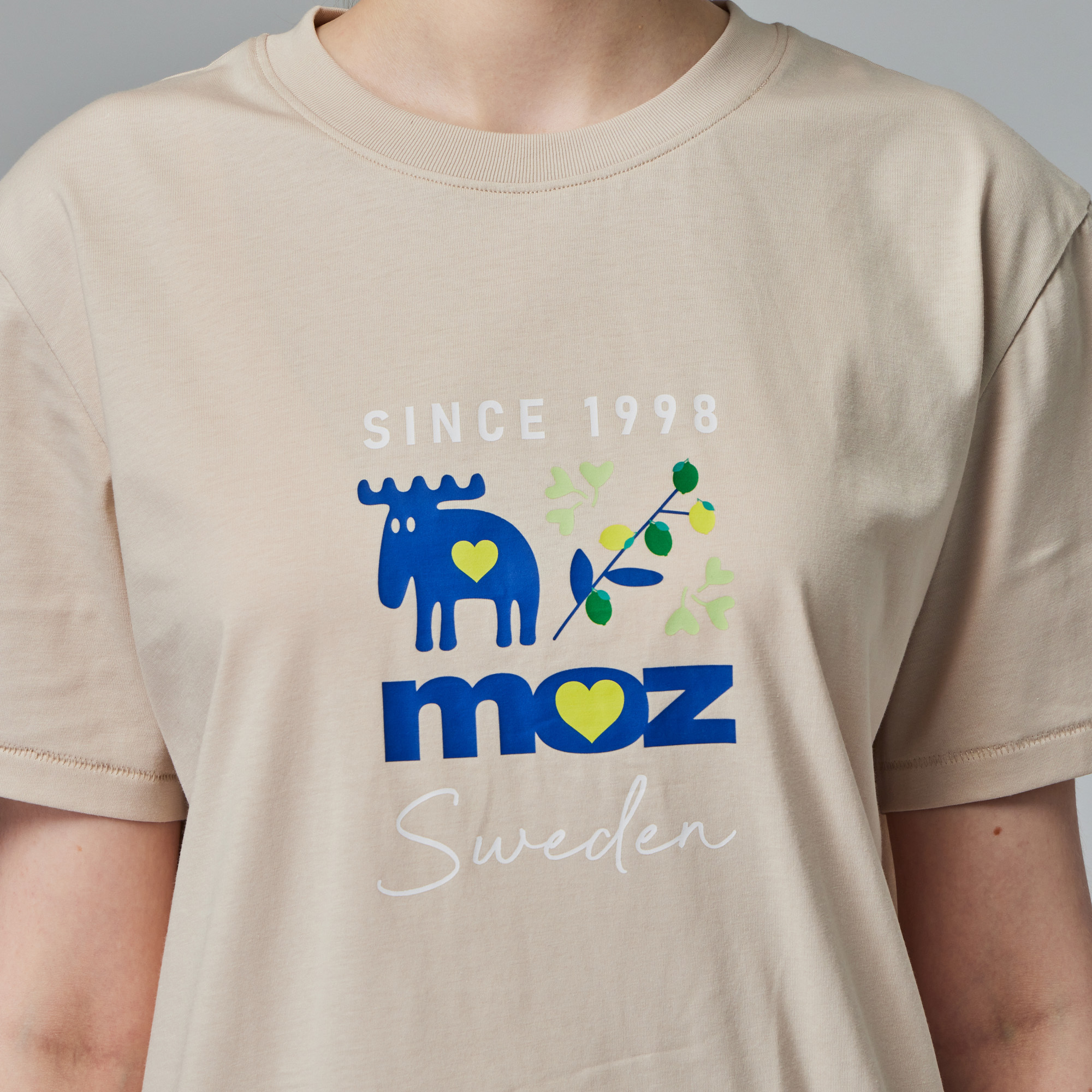 moz瑞典 駝鹿 檸檬花園 舒適柔棉 100%純棉短T-奶茶(亞洲版)女款