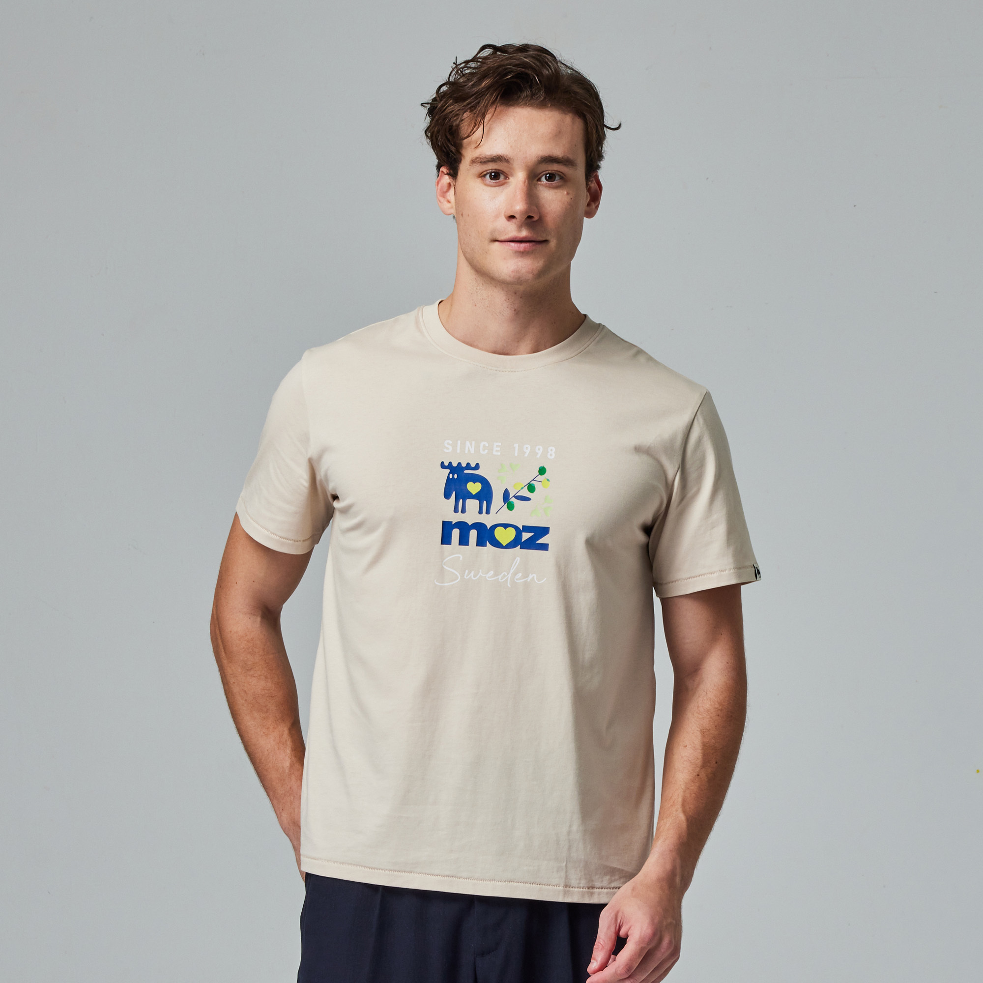 moz瑞典 駝鹿 檸檬花園 舒適柔棉 100%純棉短T-奶茶(亞洲版)男款