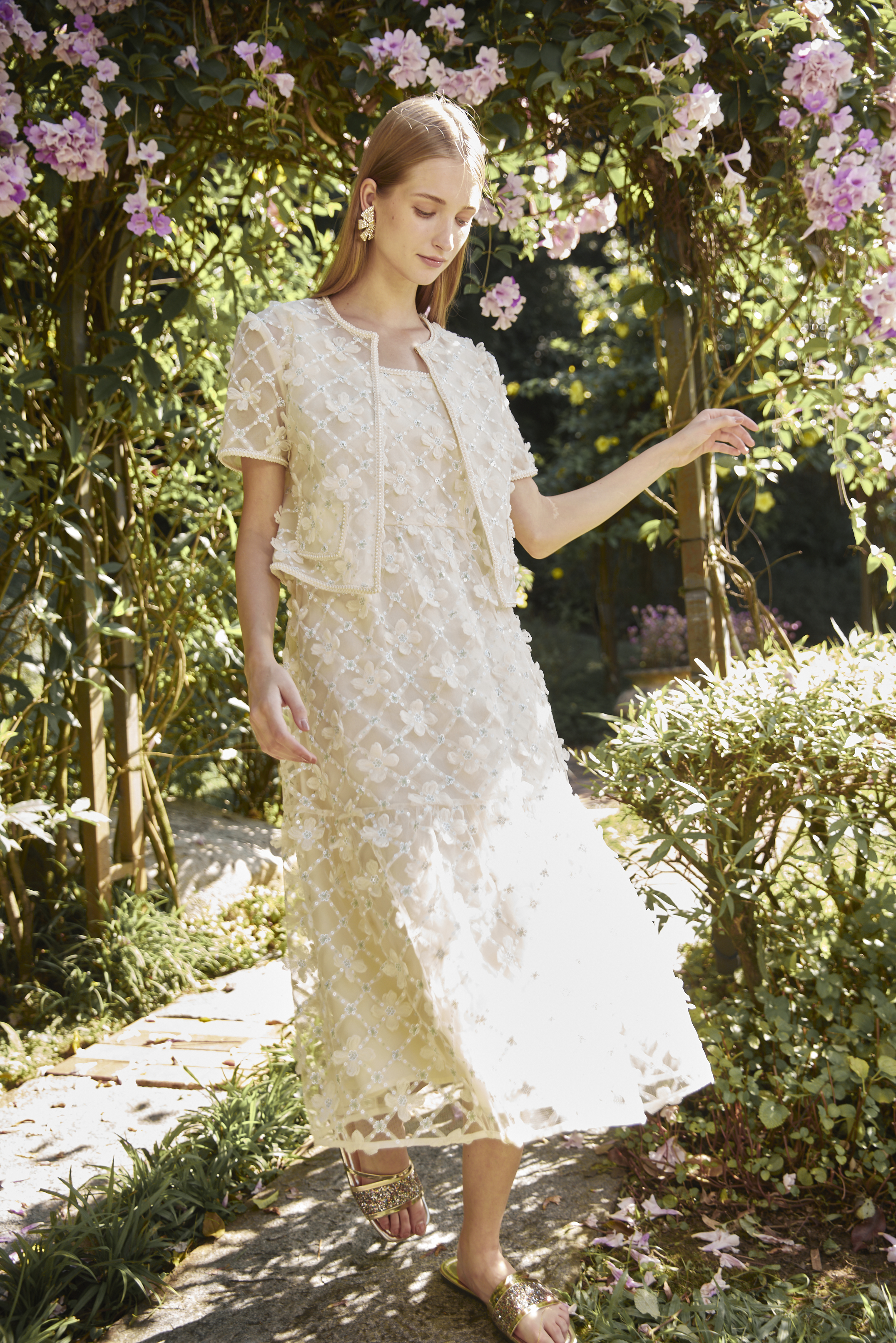 BE10053D1 浪漫婚禮菱格刺繡小花小香短外套