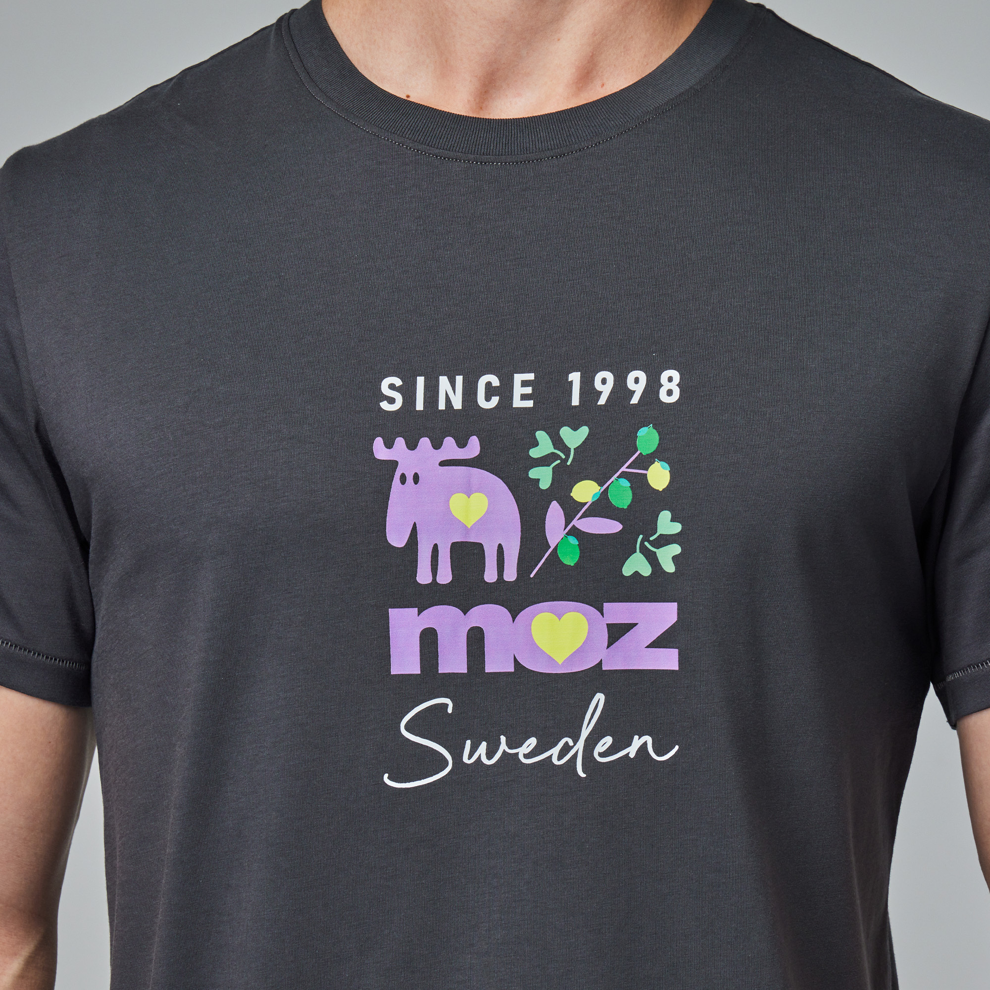 moz瑞典 駝鹿 檸檬花園 舒適柔棉 100%純棉短T-深灰(亞洲版)男款