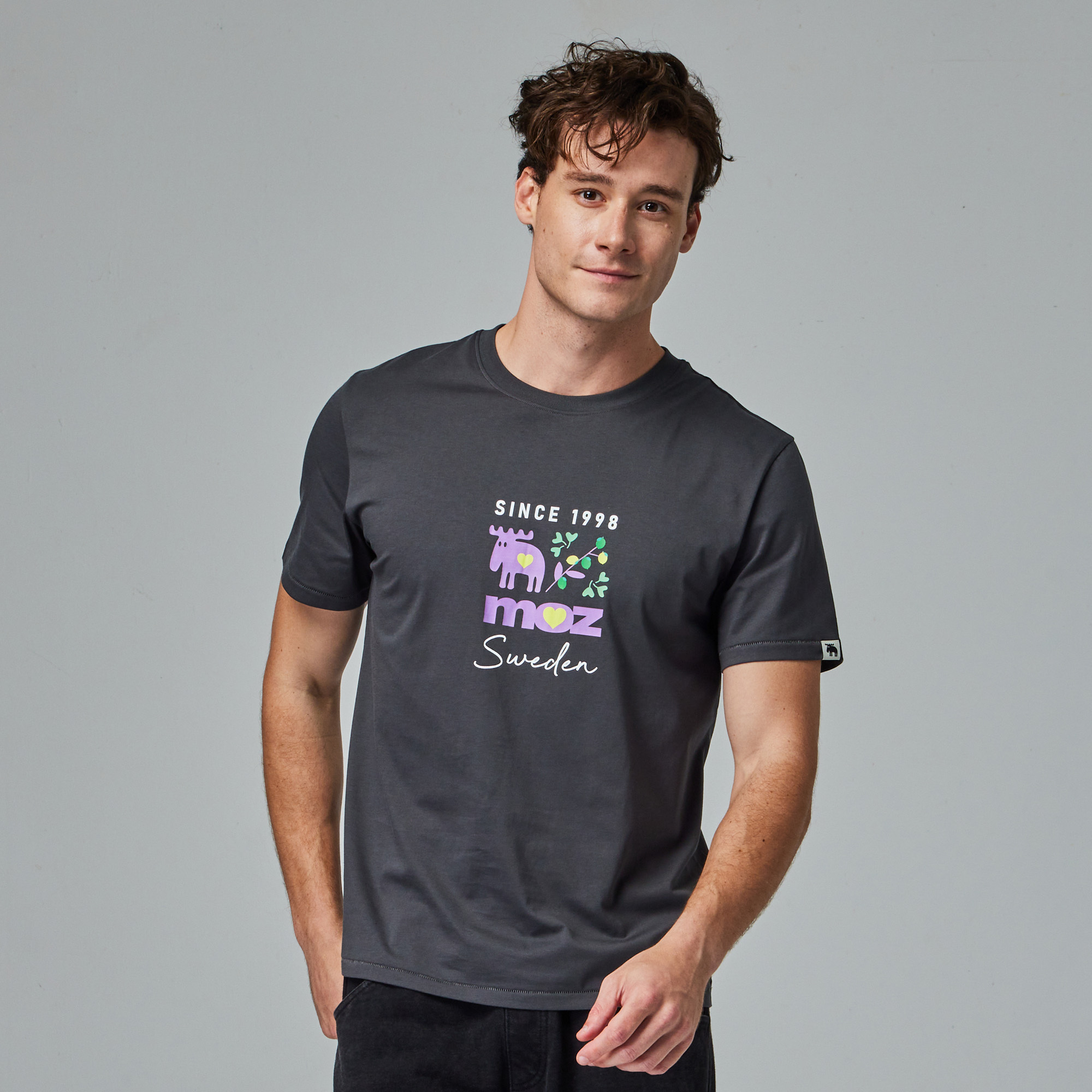 moz瑞典 駝鹿 檸檬花園 舒適柔棉 100%純棉短T-深灰(亞洲版)男款