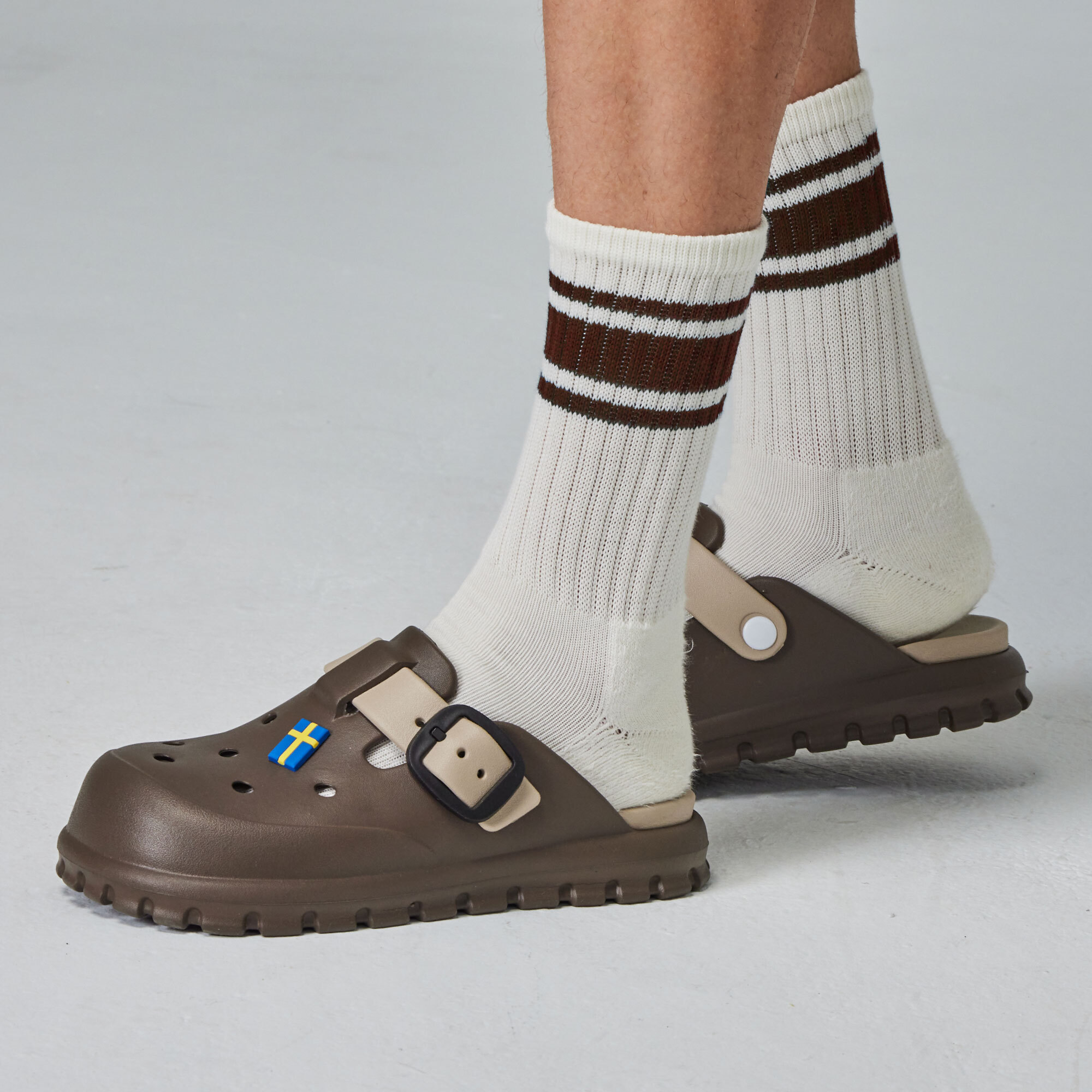 moz瑞典 駝鹿 小方糖 方扣 防水 洞洞鞋 拖鞋 涼鞋 (巧克力)