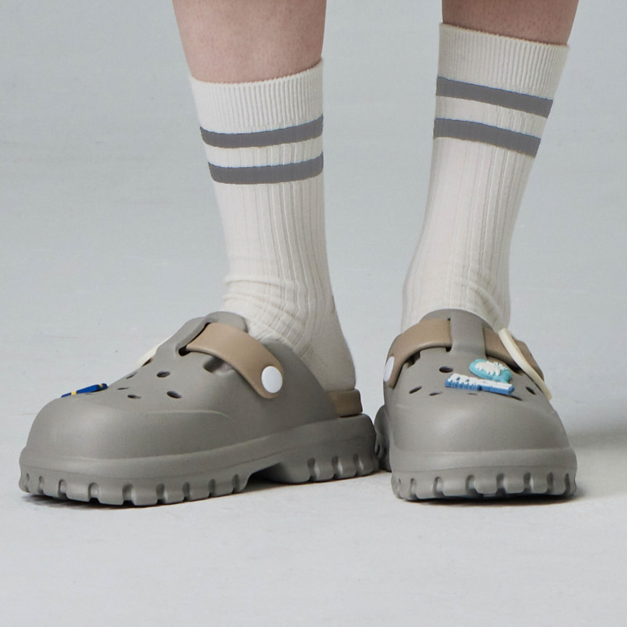 moz瑞典 駝鹿 小方糖 方扣 防水 洞洞鞋 拖鞋 涼鞋 (灰奶)