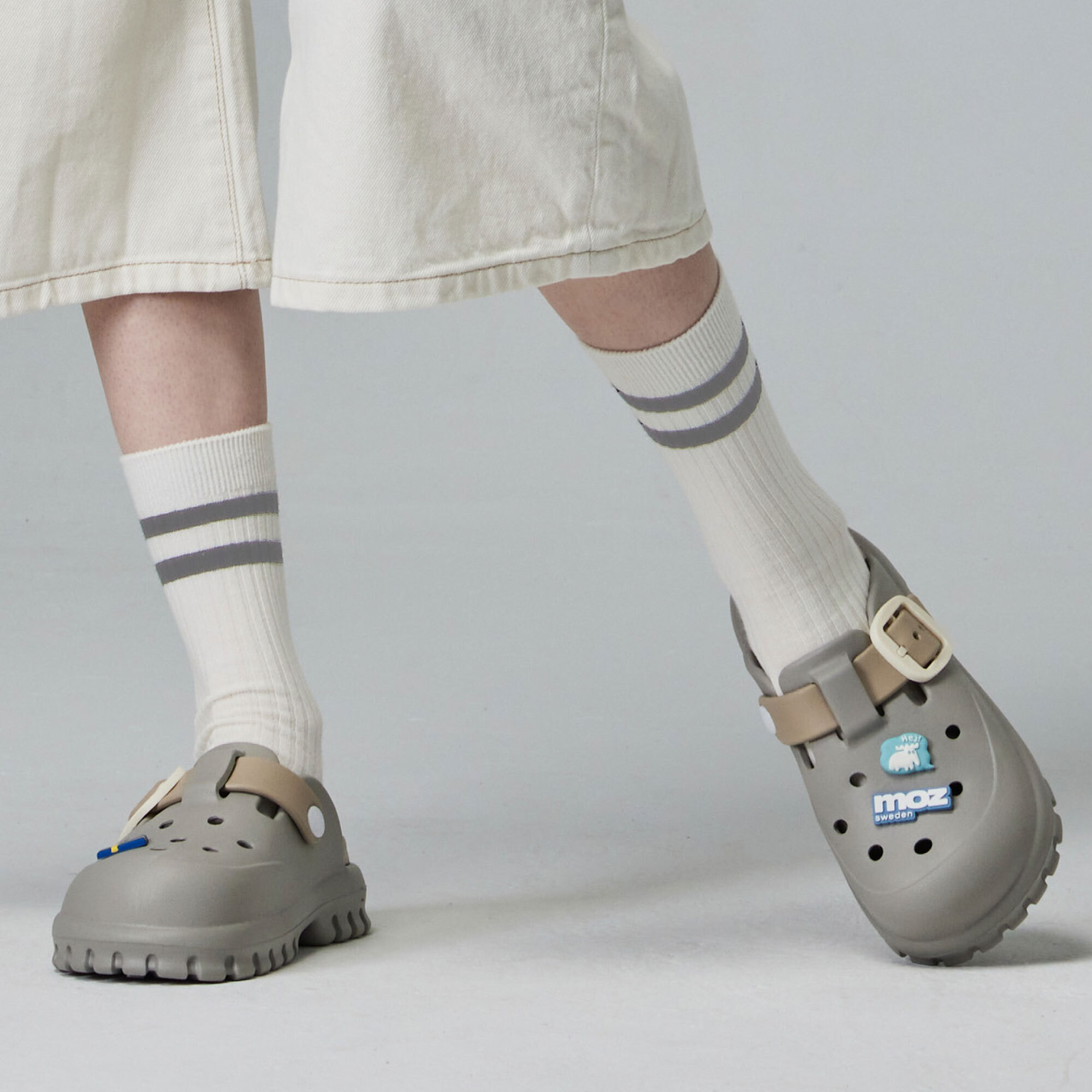 moz瑞典 駝鹿 小方糖 方扣 防水 洞洞鞋 拖鞋 涼鞋 (灰奶)