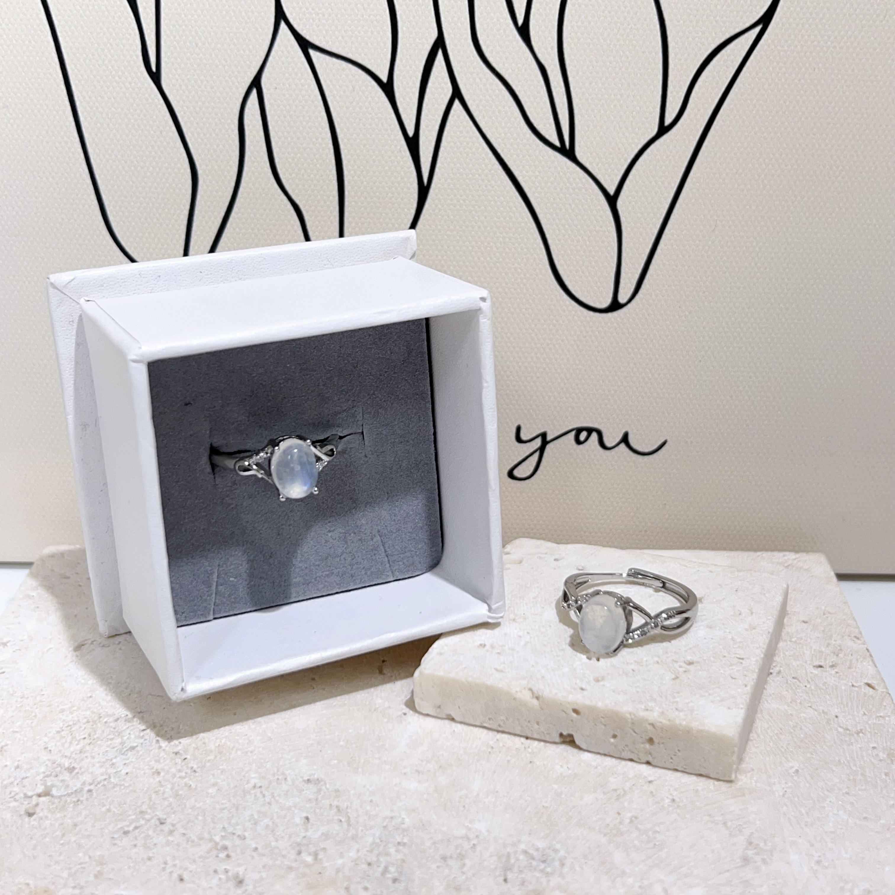 D130 強光藍月亮鏤空鑲鑽戒指