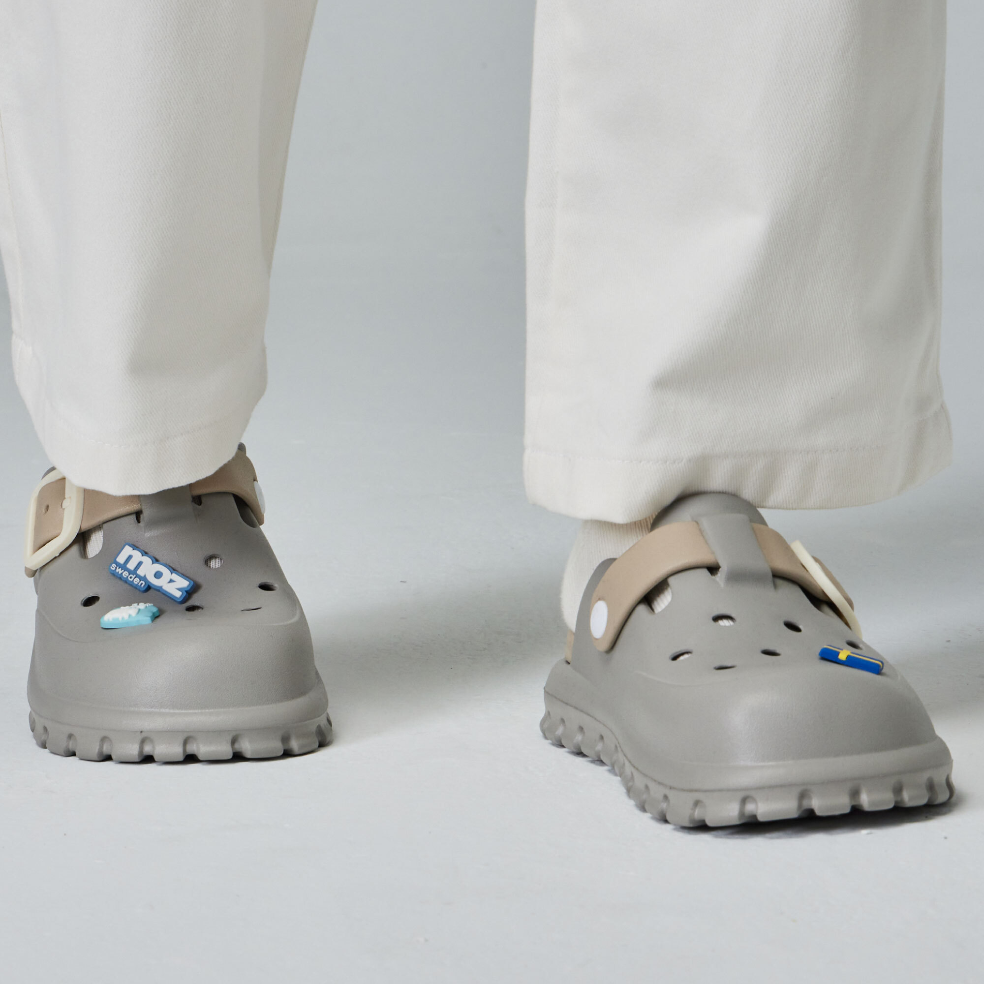 moz瑞典 駝鹿 小方糖 方扣 防水 洞洞鞋 拖鞋 涼鞋 (灰奶)