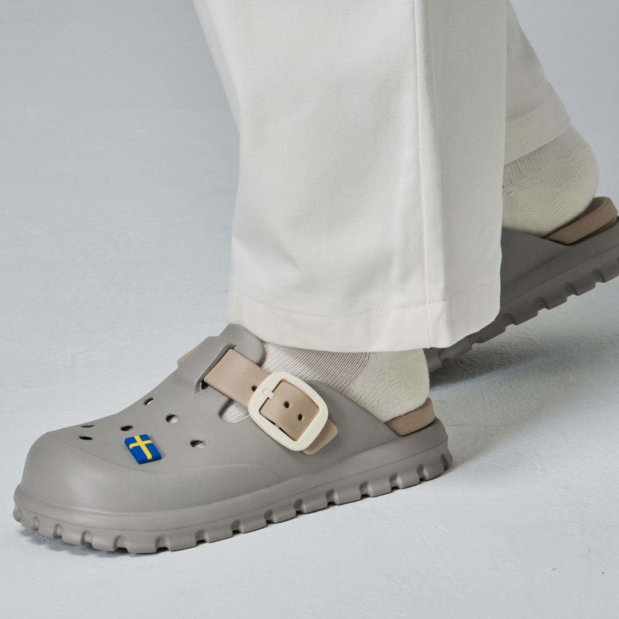 moz瑞典 駝鹿 小方糖 方扣 防水 洞洞鞋 拖鞋 涼鞋 (灰奶)