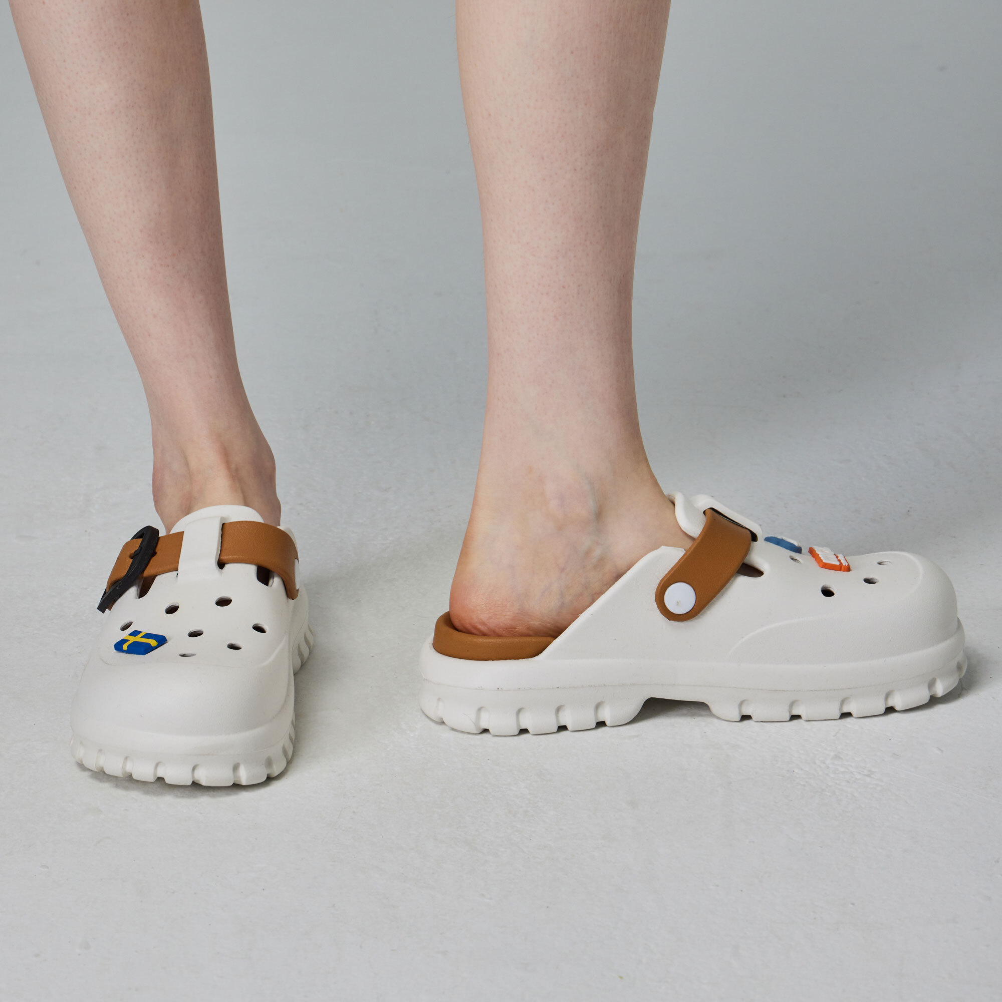 moz瑞典 駝鹿 小方糖 方扣 防水 洞洞鞋 拖鞋 涼鞋 (白/太妃糖)