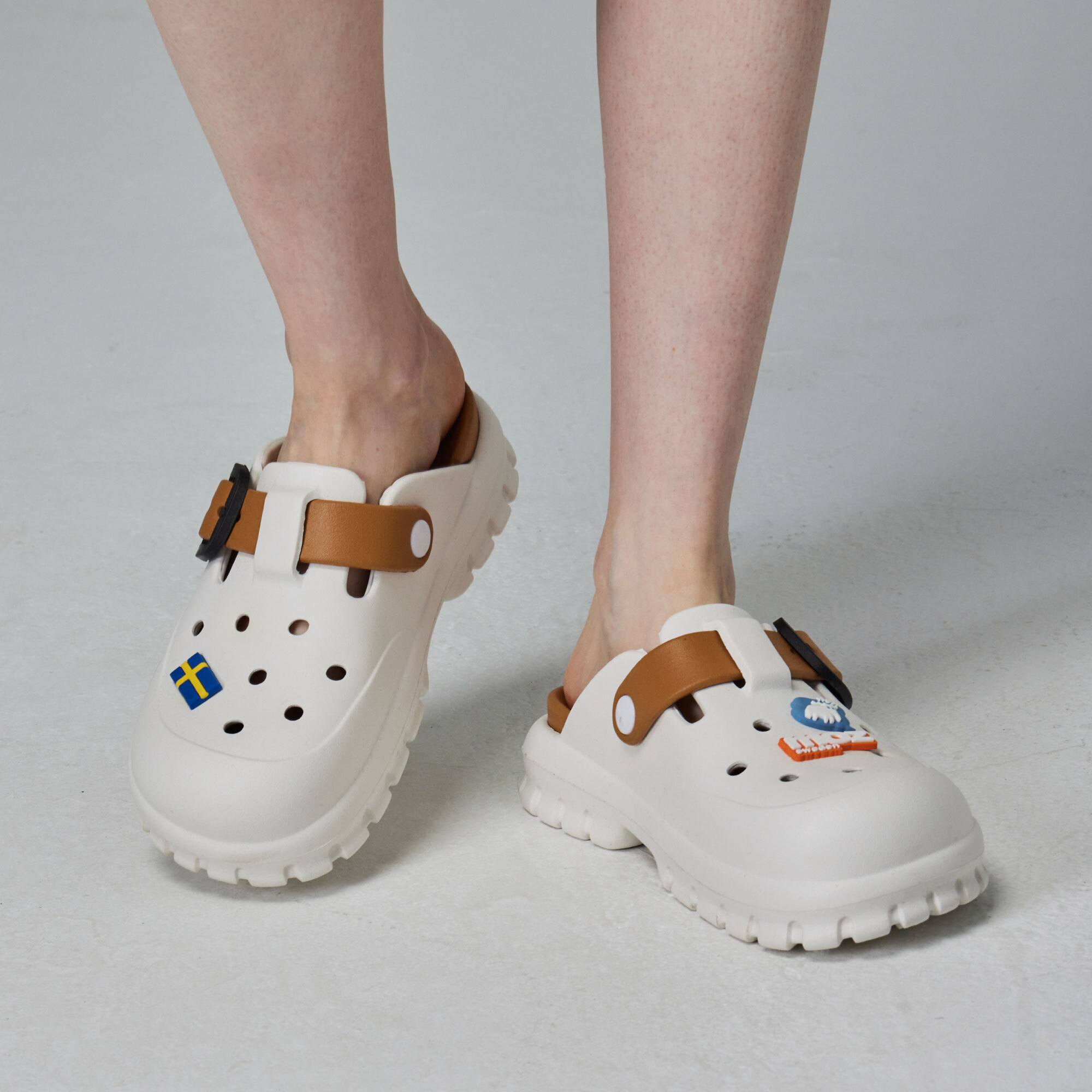 moz瑞典 駝鹿 小方糖 方扣 防水 洞洞鞋 拖鞋 涼鞋 (白/太妃糖)