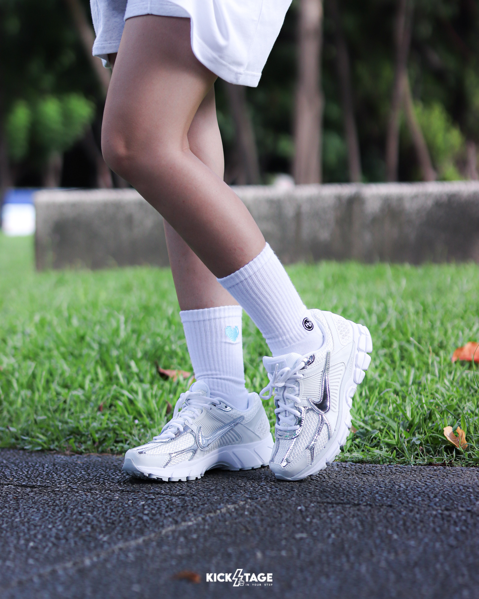 男女鞋 NIKE W ZOOM VOMERO 5 白銀 液態銀 復古 小香 老爹鞋 慢跑鞋 健身 訓練 休閒鞋【HF7723-100】VMO5