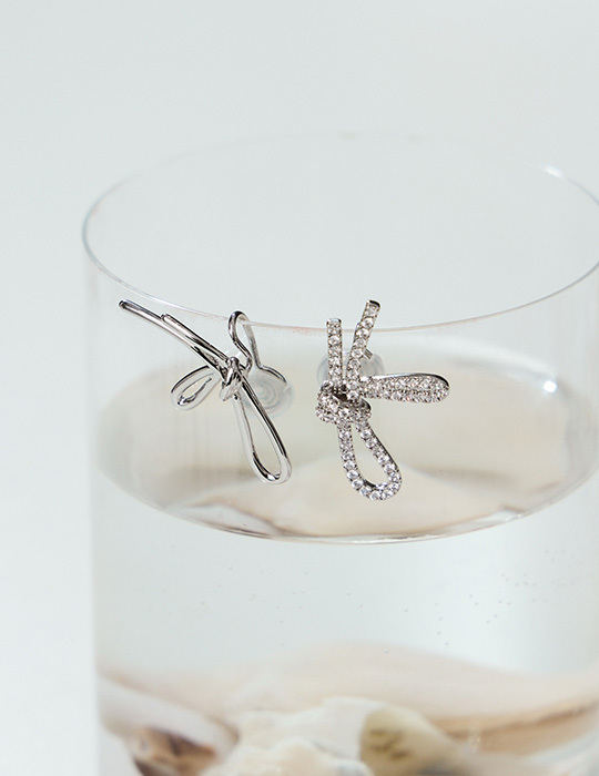 設計感不對稱蝴蝶結。夾式耳環(銀)