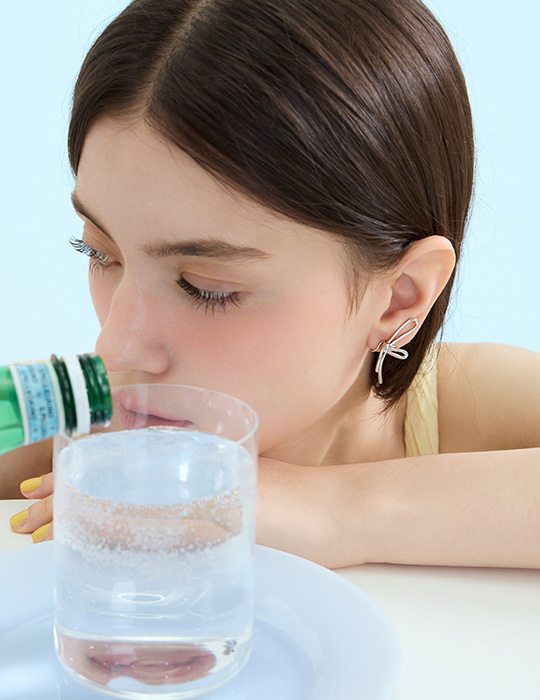 設計感不對稱蝴蝶結。夾式耳環(銀)