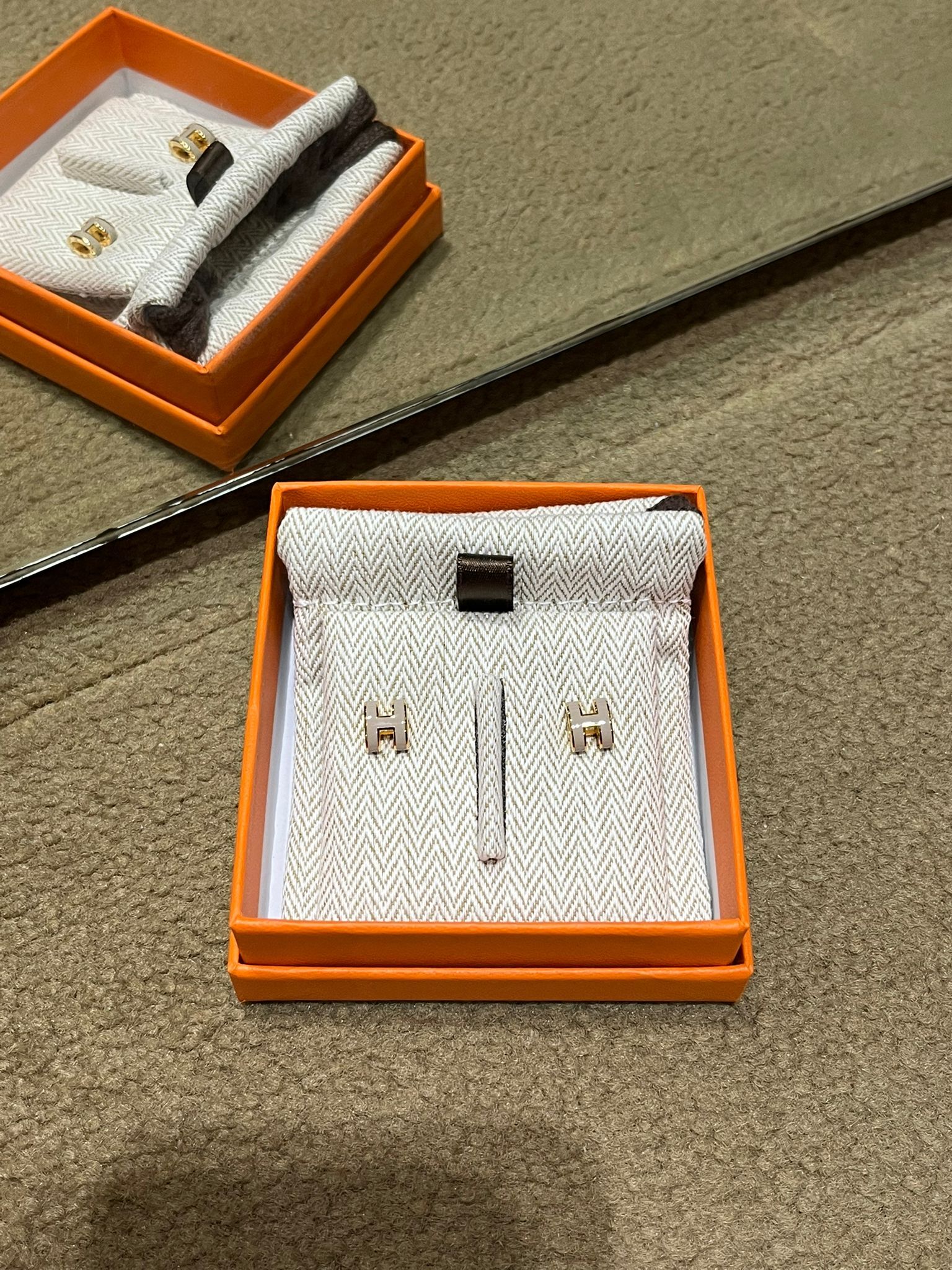 Mini pop H earrings 55 marron glace CC