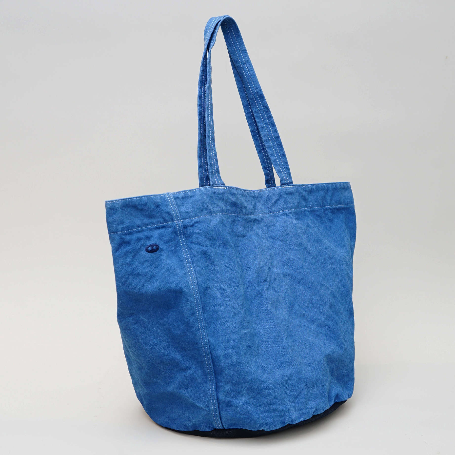 MOGU Camping Plus 藍染帆布托特包，耐用大容量設計，結合日常與露營風格