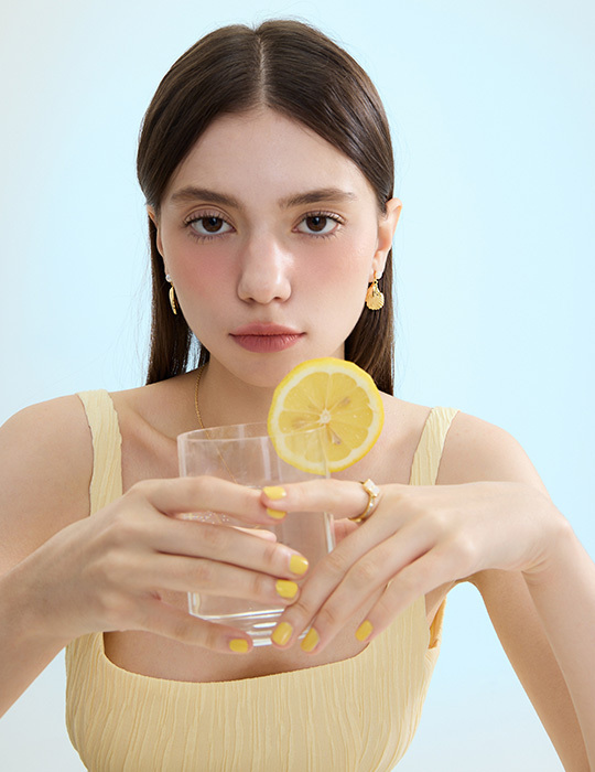 海貝珍珠垂掛。銀針耳環(金)