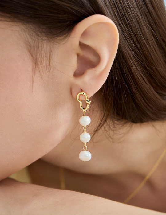 氣質垂掛珍珠 。銀針耳環