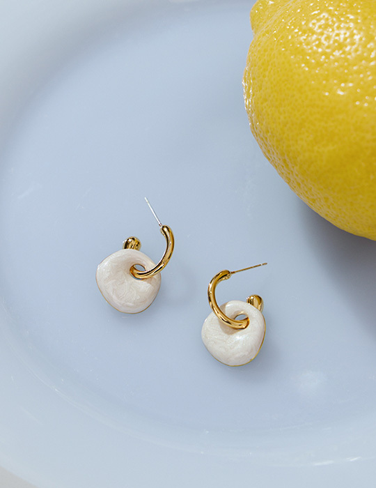 法式垂墜畫釉。銀針耳環(珠光白)