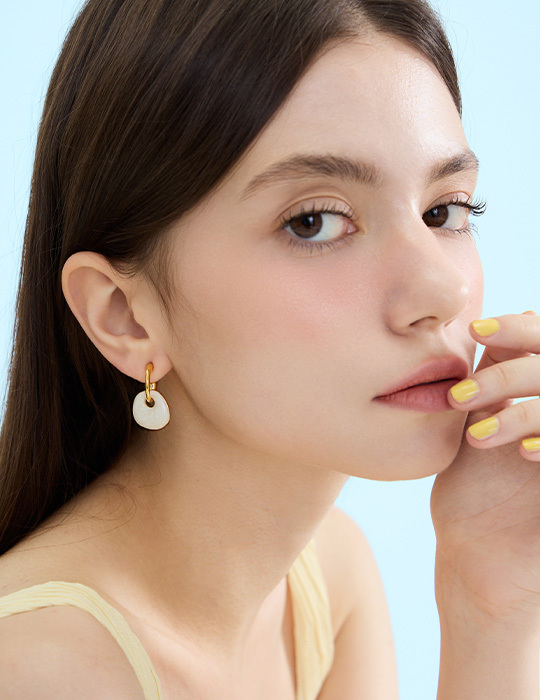 法式垂墜畫釉。銀針耳環(珠光白)