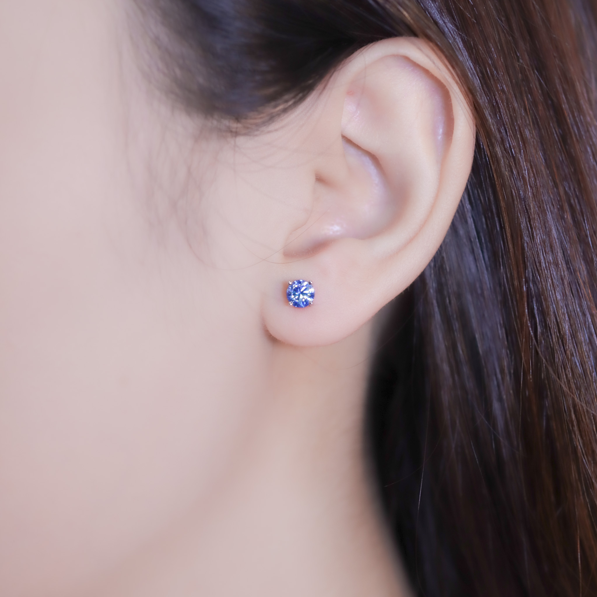 | 925純銀・厚鍍白金・莫桑石 | 鑽光精靈耳環（藍色/祖母綠/橄欖綠） | EA0987 |