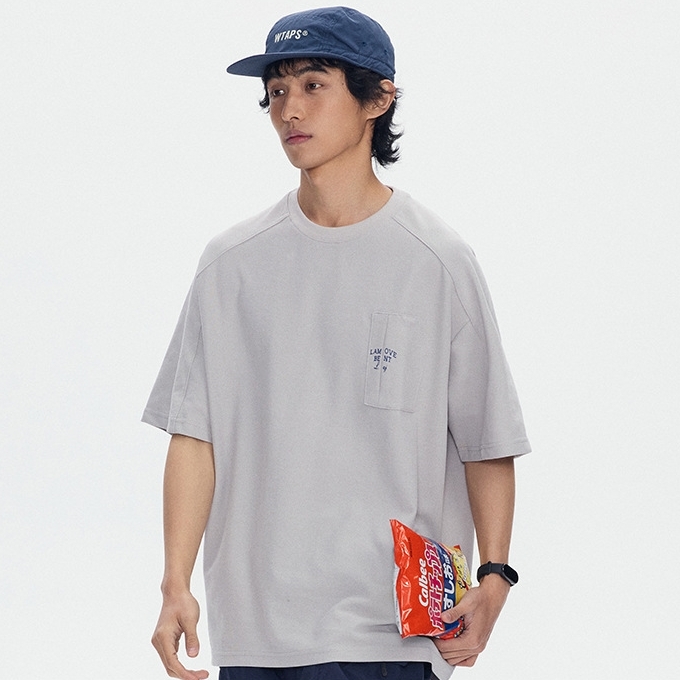 6M07 線條感印花口袋短棉TEE 四色