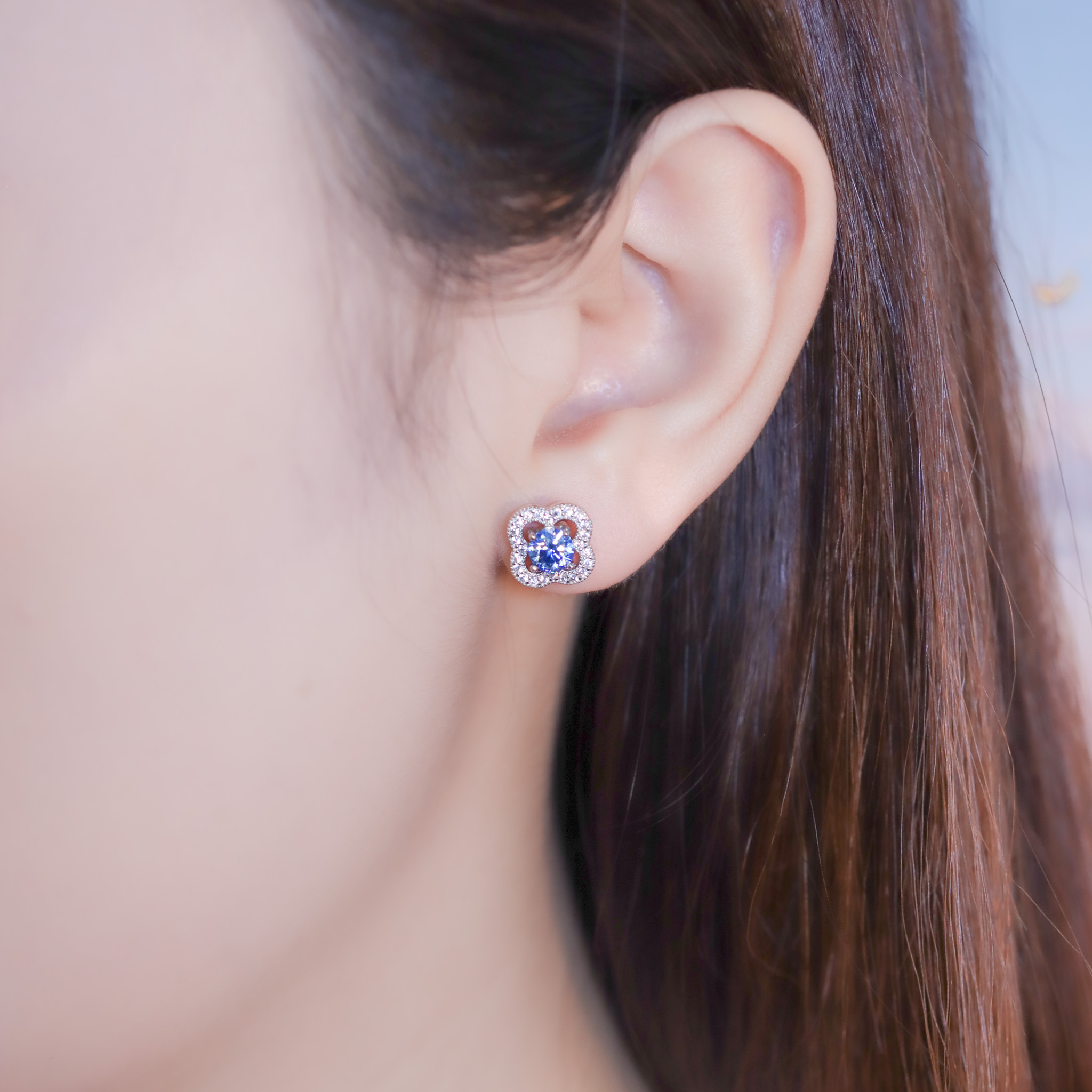 | 925純銀・厚鍍白金・莫桑石 | 鑽光幸福耳環（藍色/綠色） | EA0986 |