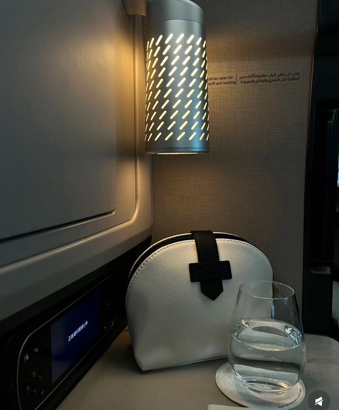 Diptyque 卡塔爾國際航空QATAR商務艙限定白色貝殼手拿包款