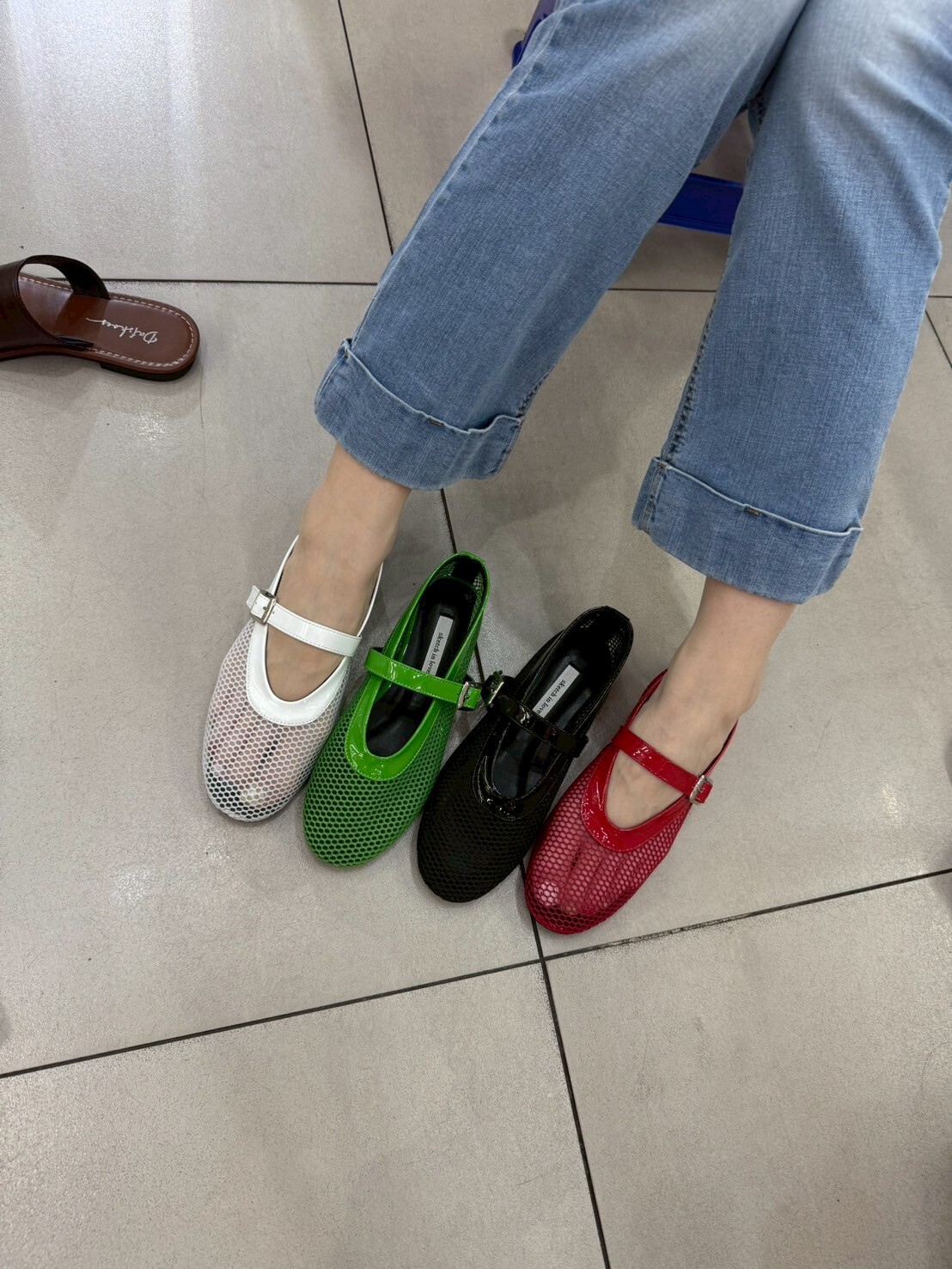 SC2752 螢光亮面皮網格娃娃鞋 *買大一碼*