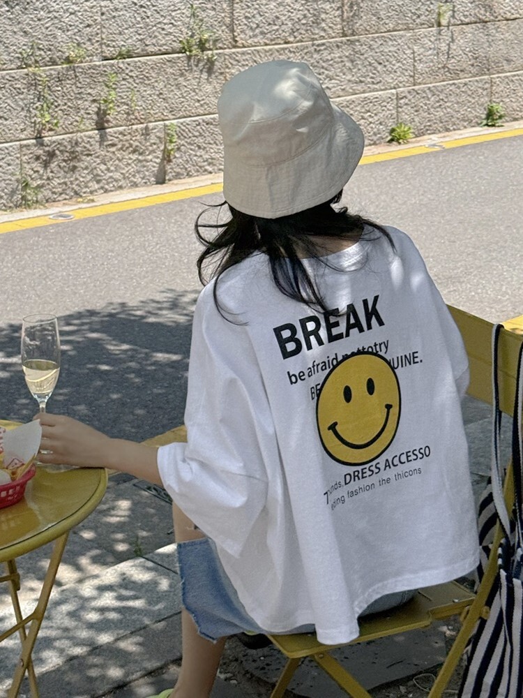上衣丨胸上小小微笑徽章上衣