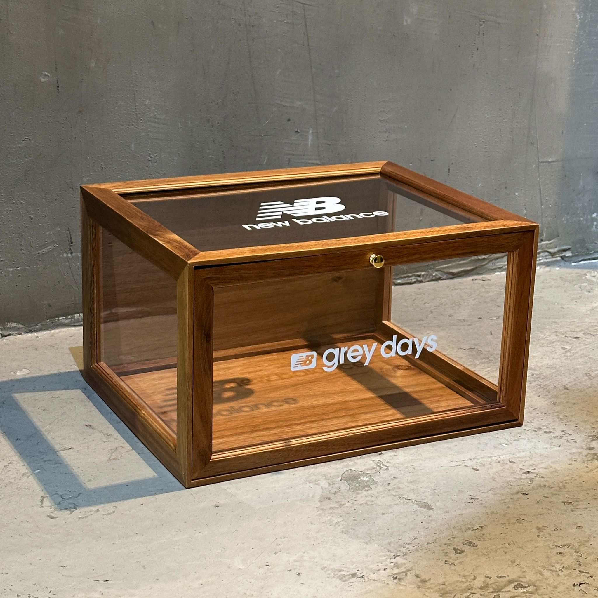 [現貨] 收藏版 Grey Days 限量手工木製鞋盒及限量版別注鞋款扣針一套