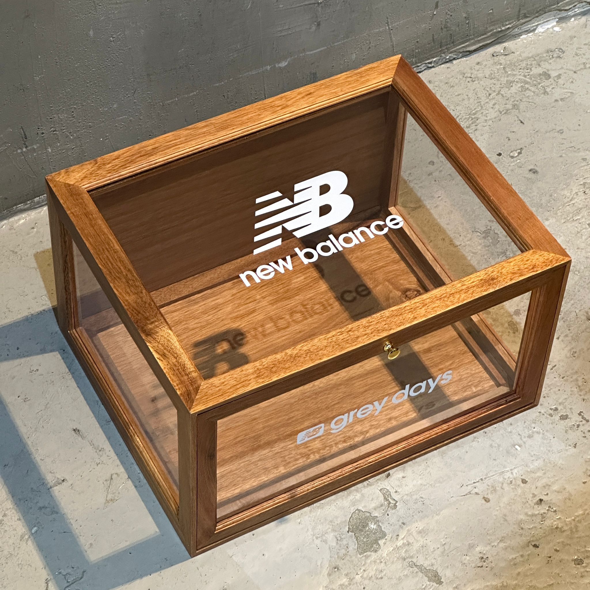 [現貨] 收藏版 Grey Days 限量手工木製鞋盒及限量版別注鞋款扣針一套