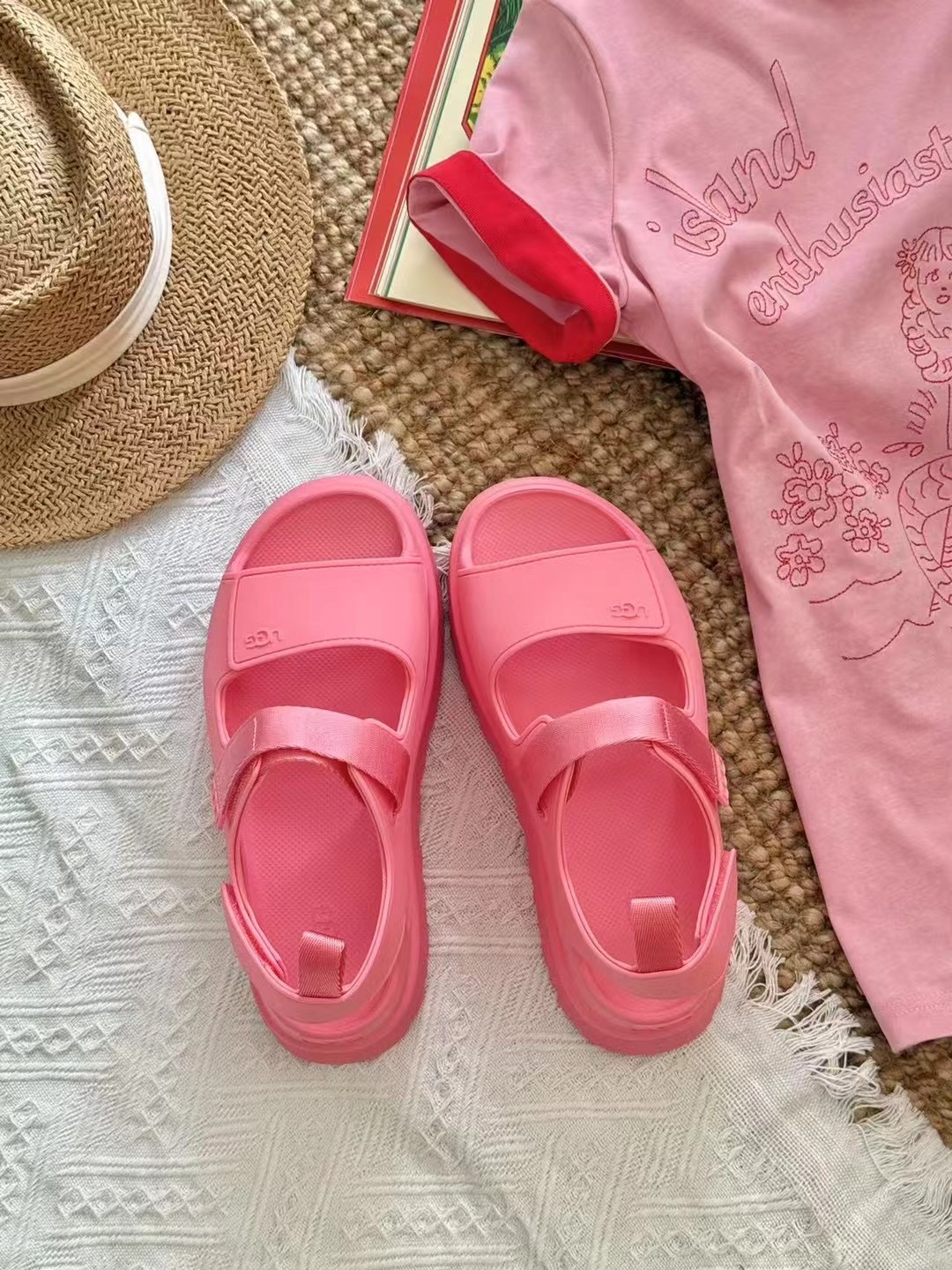 UGG GOLDENGLOW 桃粉 螢光粉 涼鞋 防潑水 輕量 NEWJEANS HANNI代言同款 女鞋 / 預購