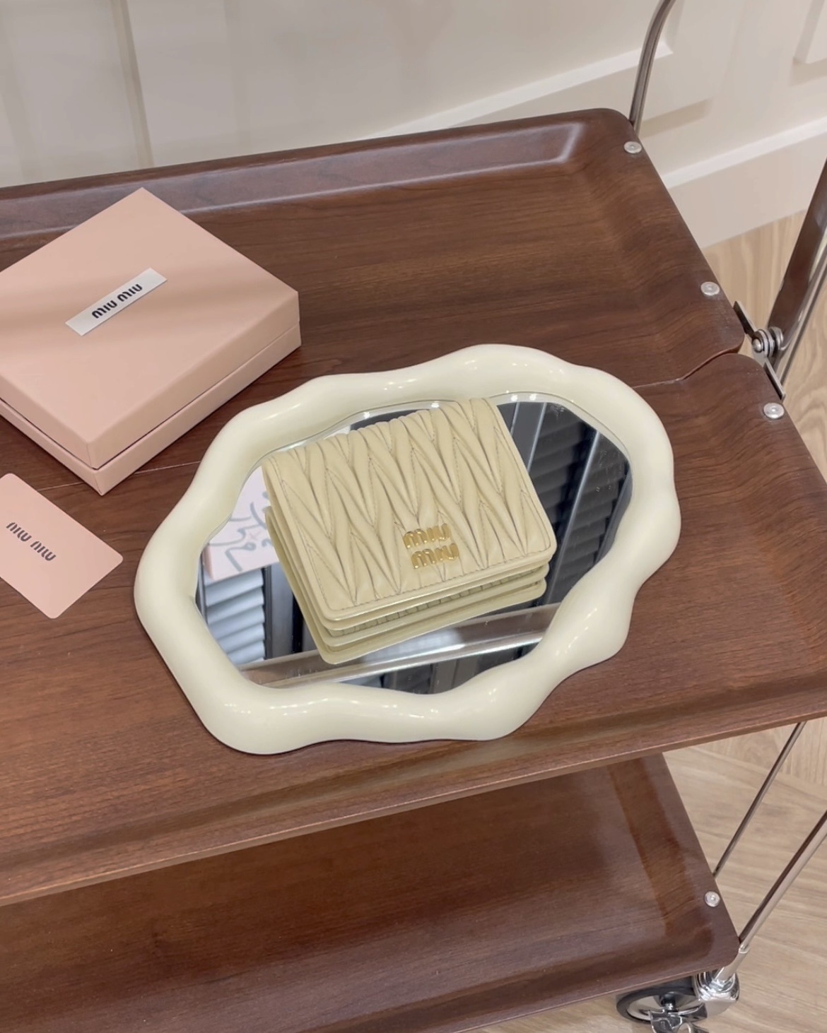 MIUMIU｜MATELASSE 納帕雙折短夾 淺黃色