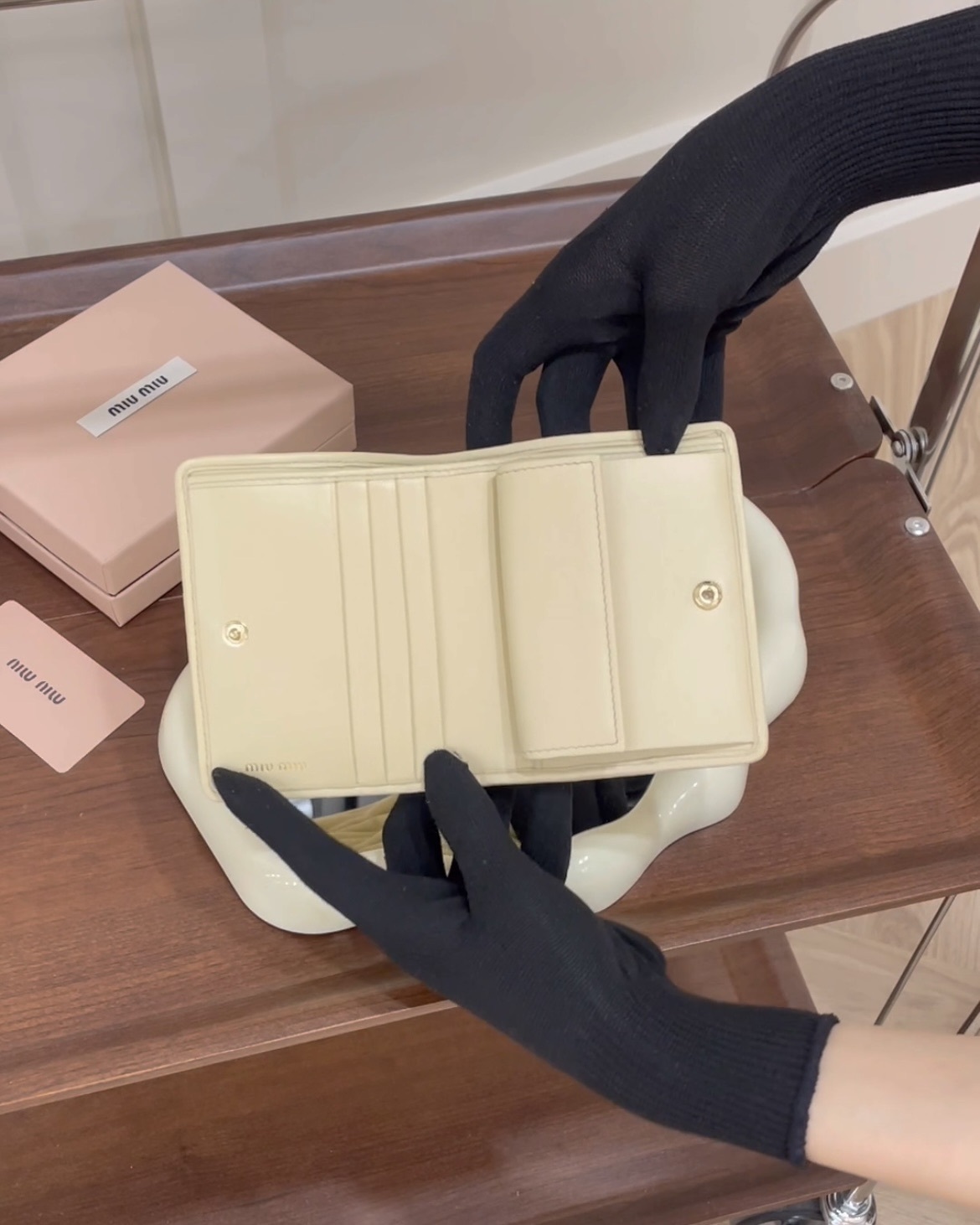 MIUMIU｜MATELASSE 納帕雙折短夾 淺黃色