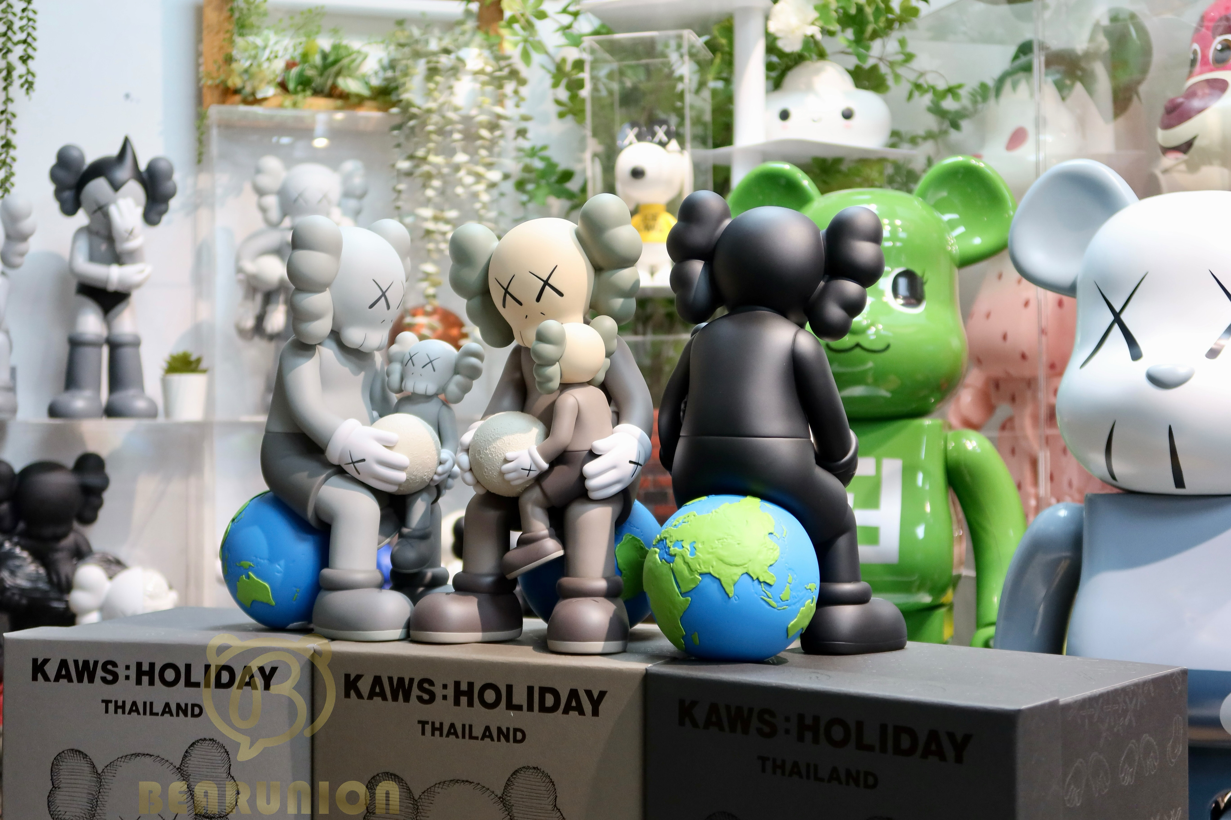 🥇現貨🥇KAWS:HOLIDAY THAILAND SET OF 3
