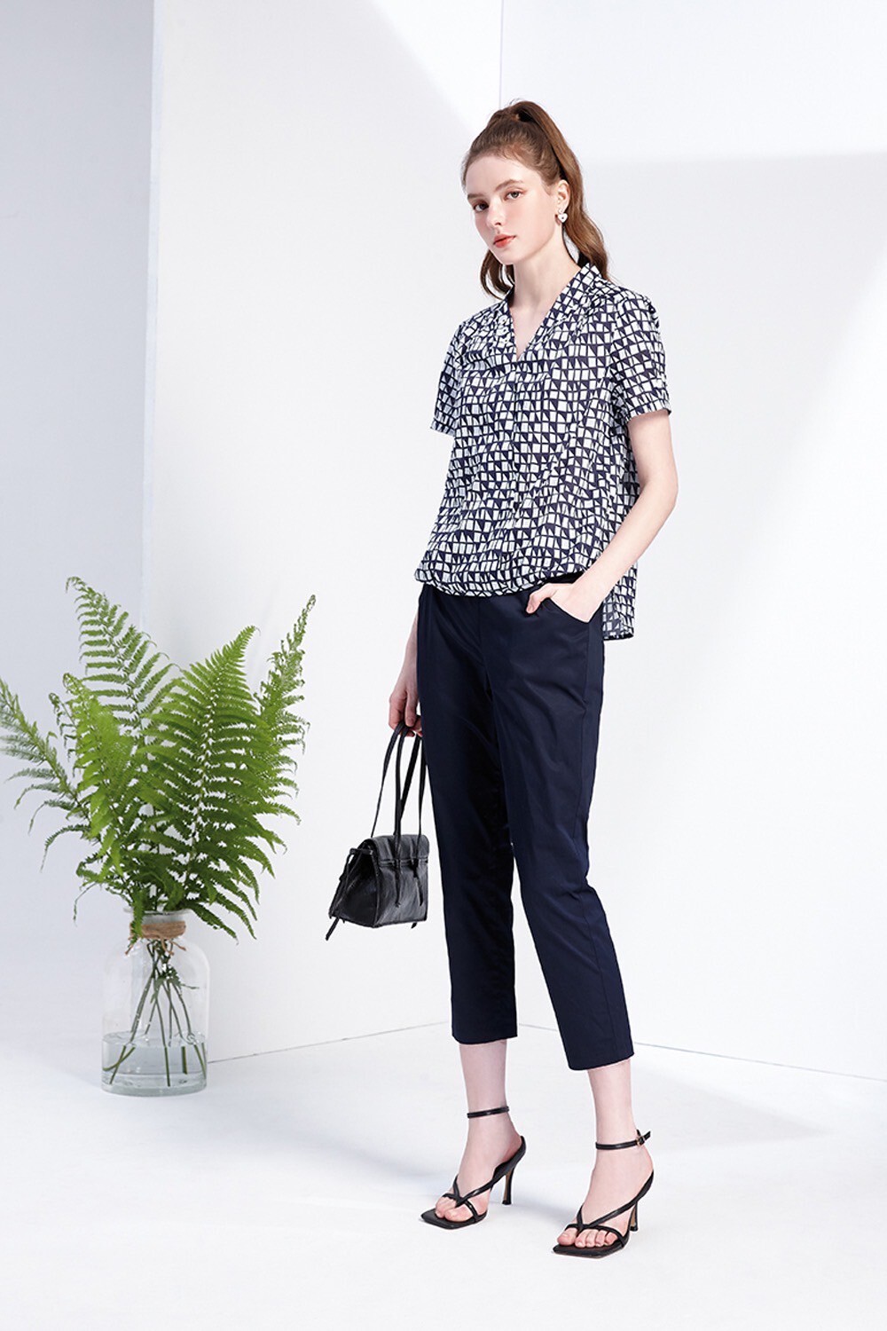 OL時尚簡約純色百搭釦子造型修身九分褲W6202