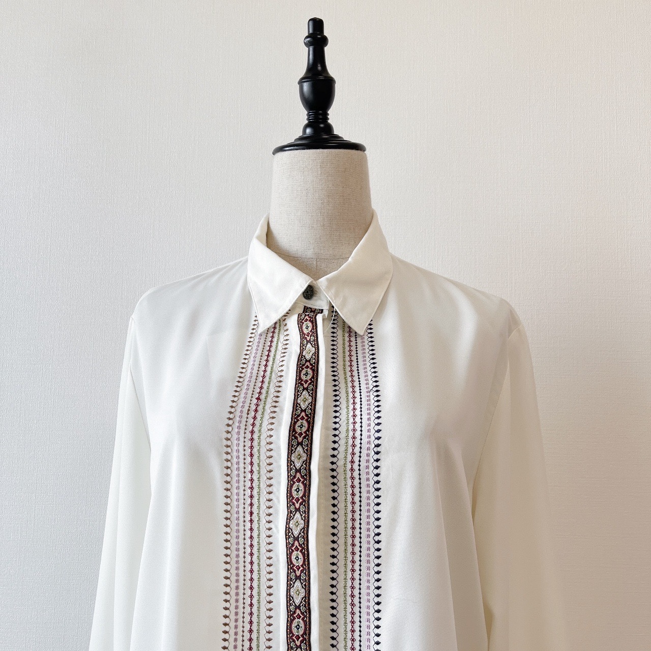 象牙白色彩色刺繡長袖古著上衣