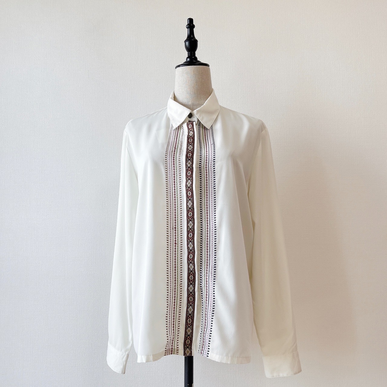 象牙白色彩色刺繡長袖古著上衣