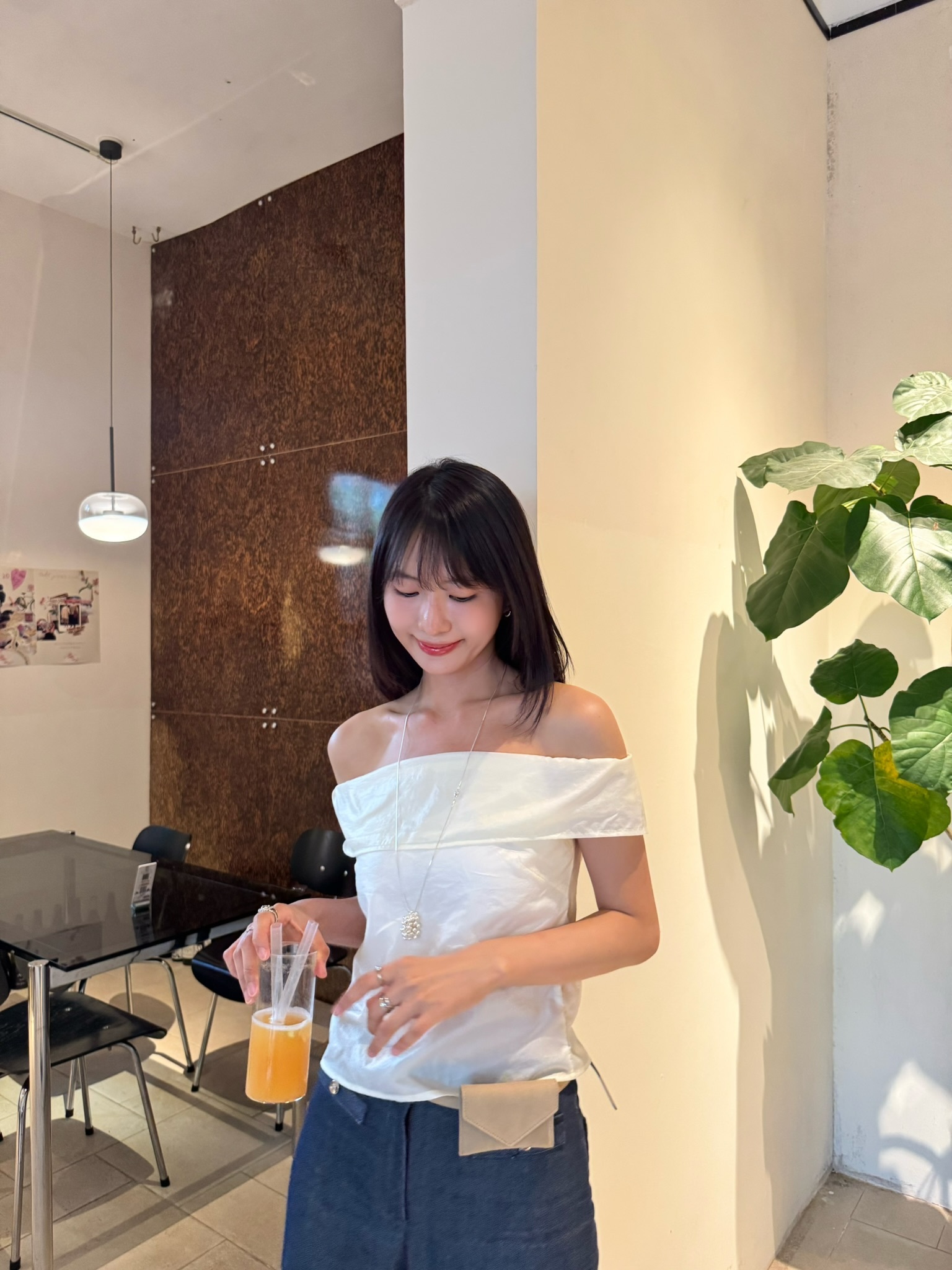 黑現貨/訂購) 光澤感輕薄風褸料一字膊 T5205 (杏/黑)