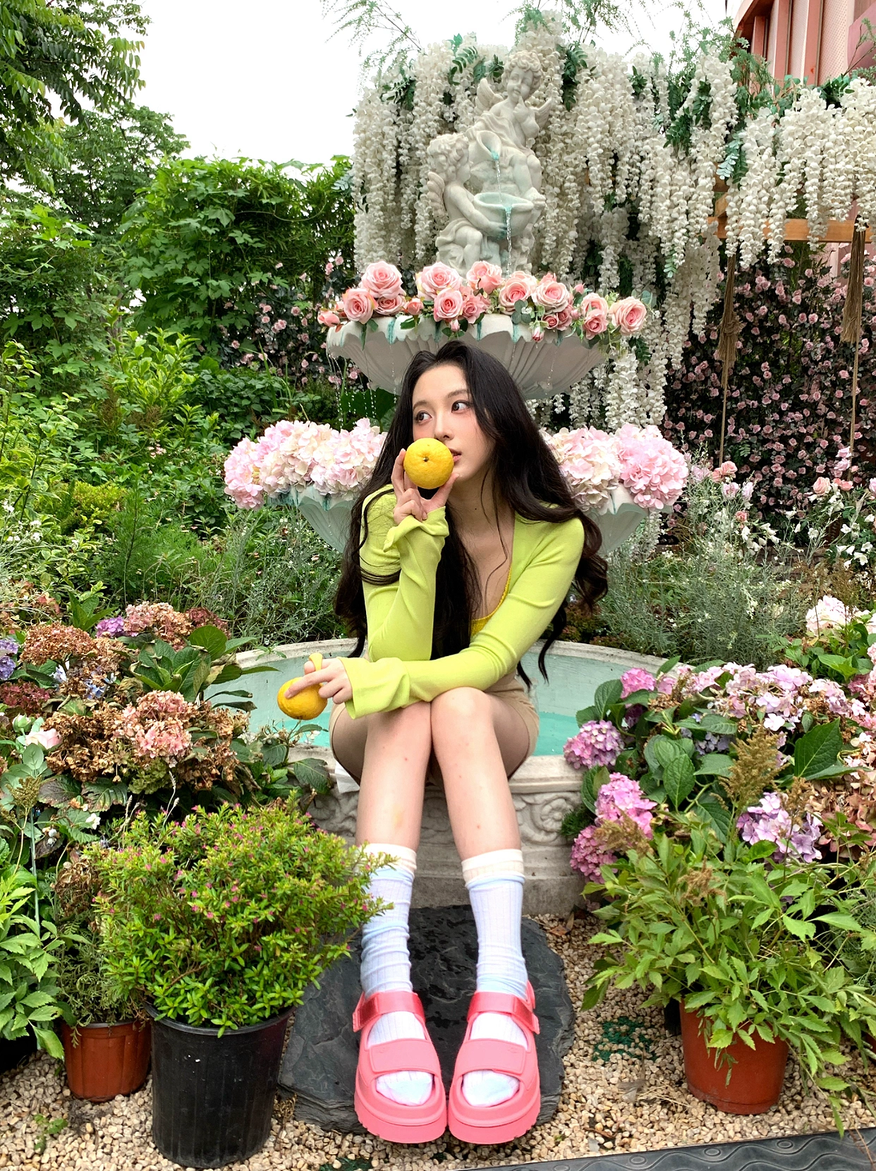 UGG GOLDENGLOW 桃粉 螢光粉 涼鞋 防潑水 輕量 NEWJEANS HANNI代言同款 女鞋 / 預購