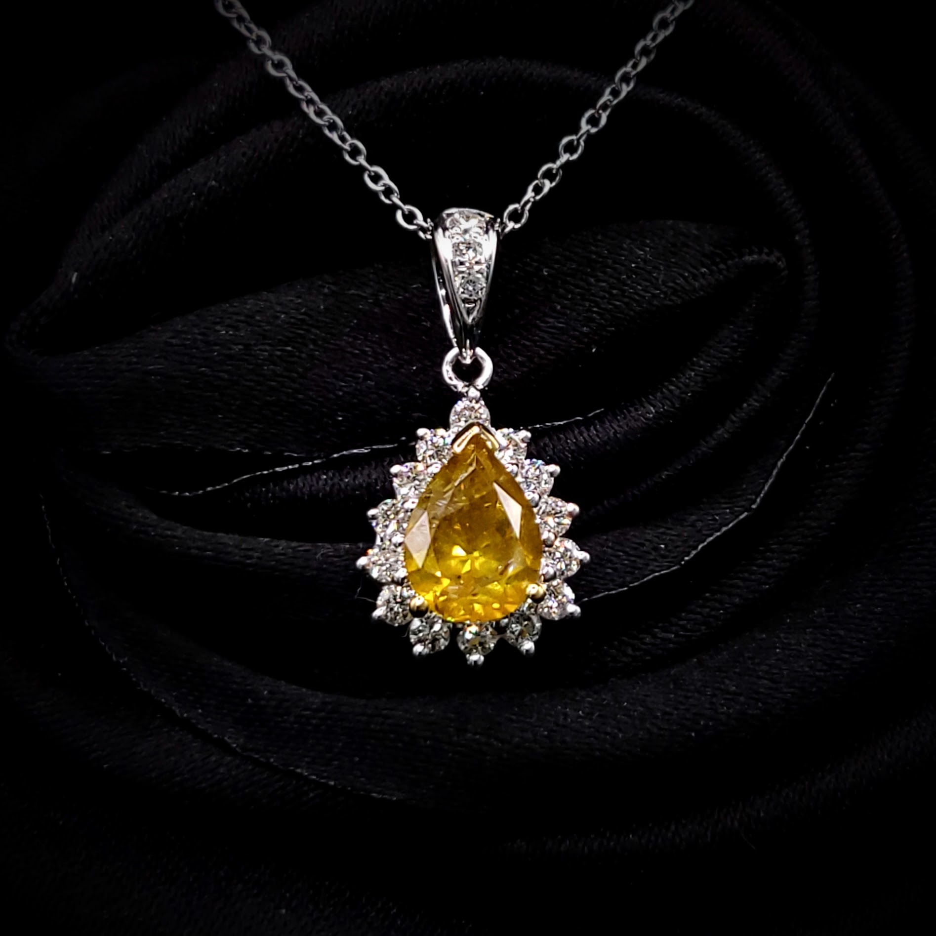 全新18K金【單粒90份梨形彩橙黃鑽】配小鑽共1卡16份鑽石吊墜