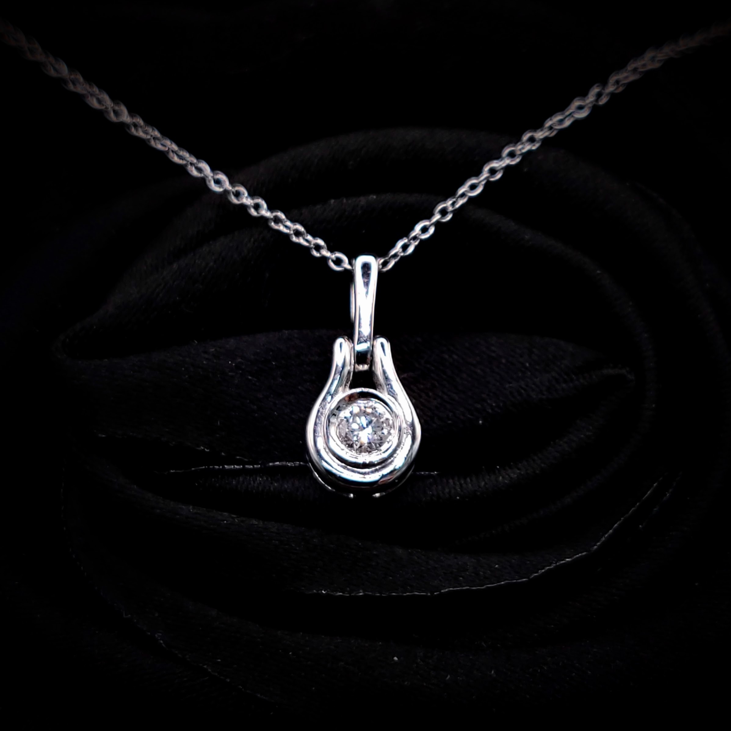 18K White Gold 0.10ct Diamond Pendant