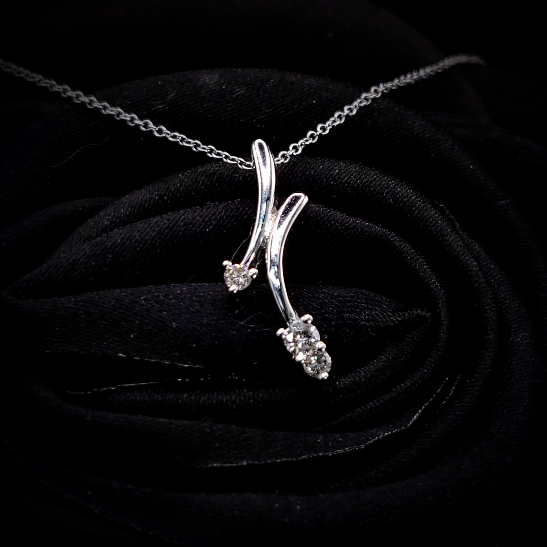 18K White Gold 0.11ct Diamond Pendant