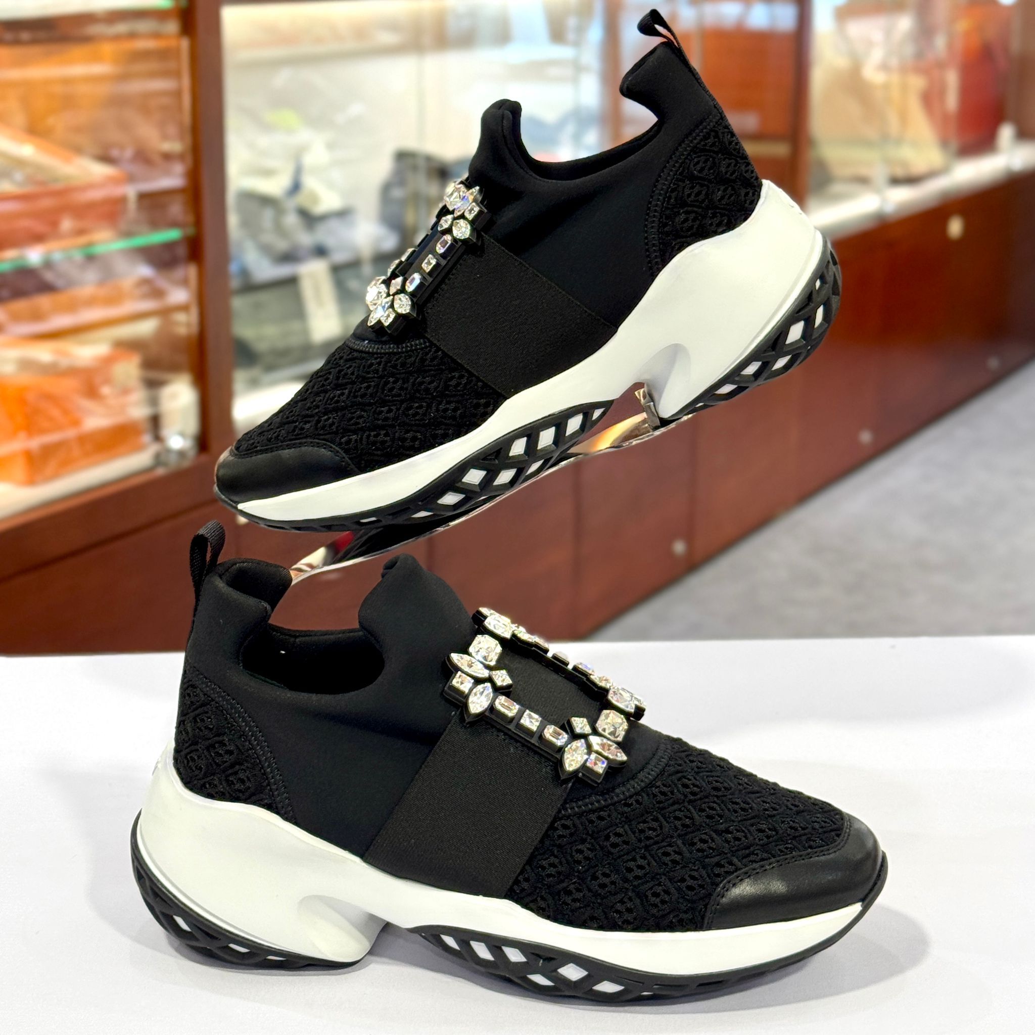 全新Roger Vivier運動鞋 37.5碼 RVW50624180KOTB999 黑色水晶扣/橡膠厚底RV波鞋 #BRAND NEW #香榭站正品