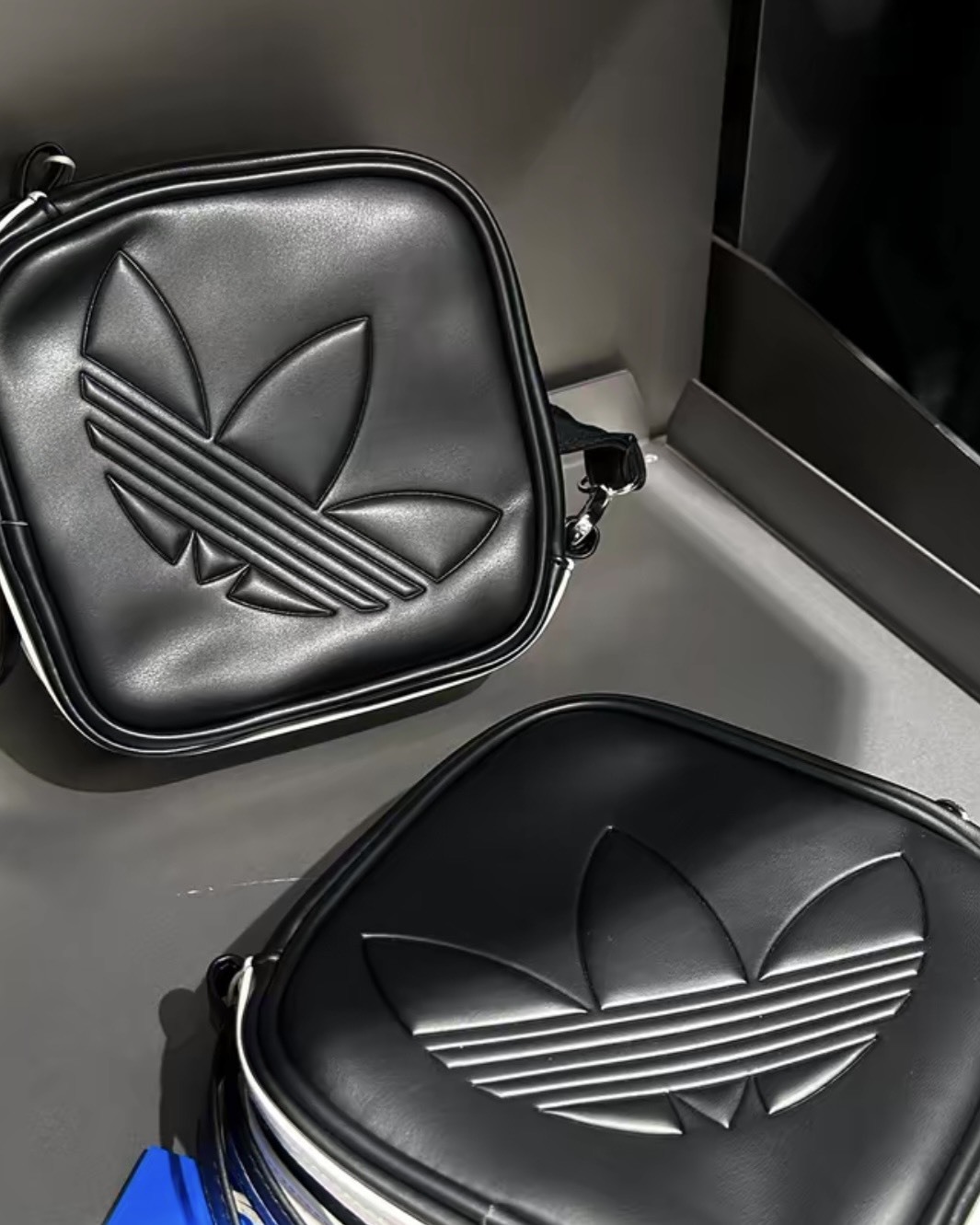 <快速出貨> ADIDAS 方方斜背包 壓紋黑